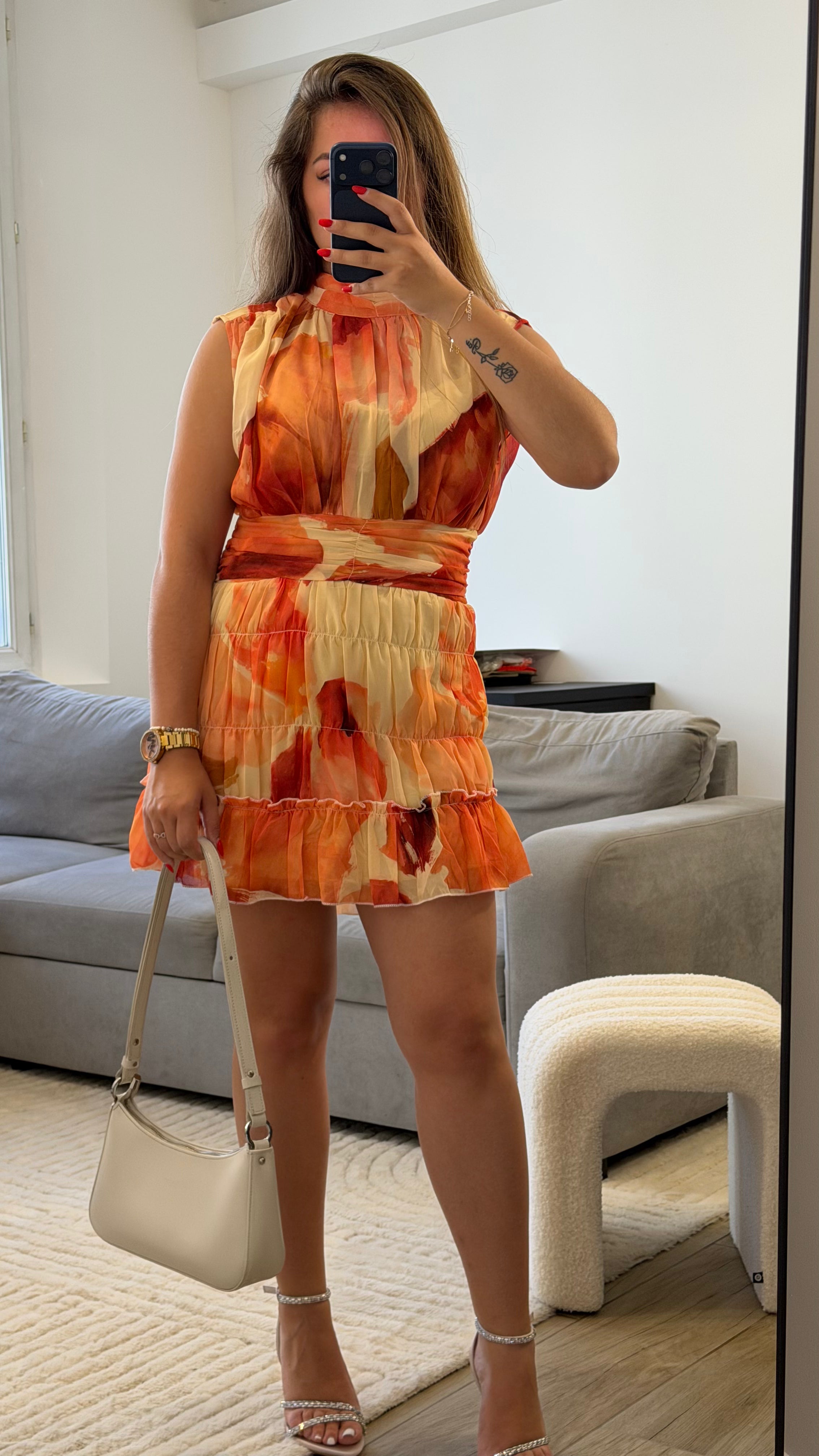 Robe Ambre courte imprimée orange et terracotta pour femme.