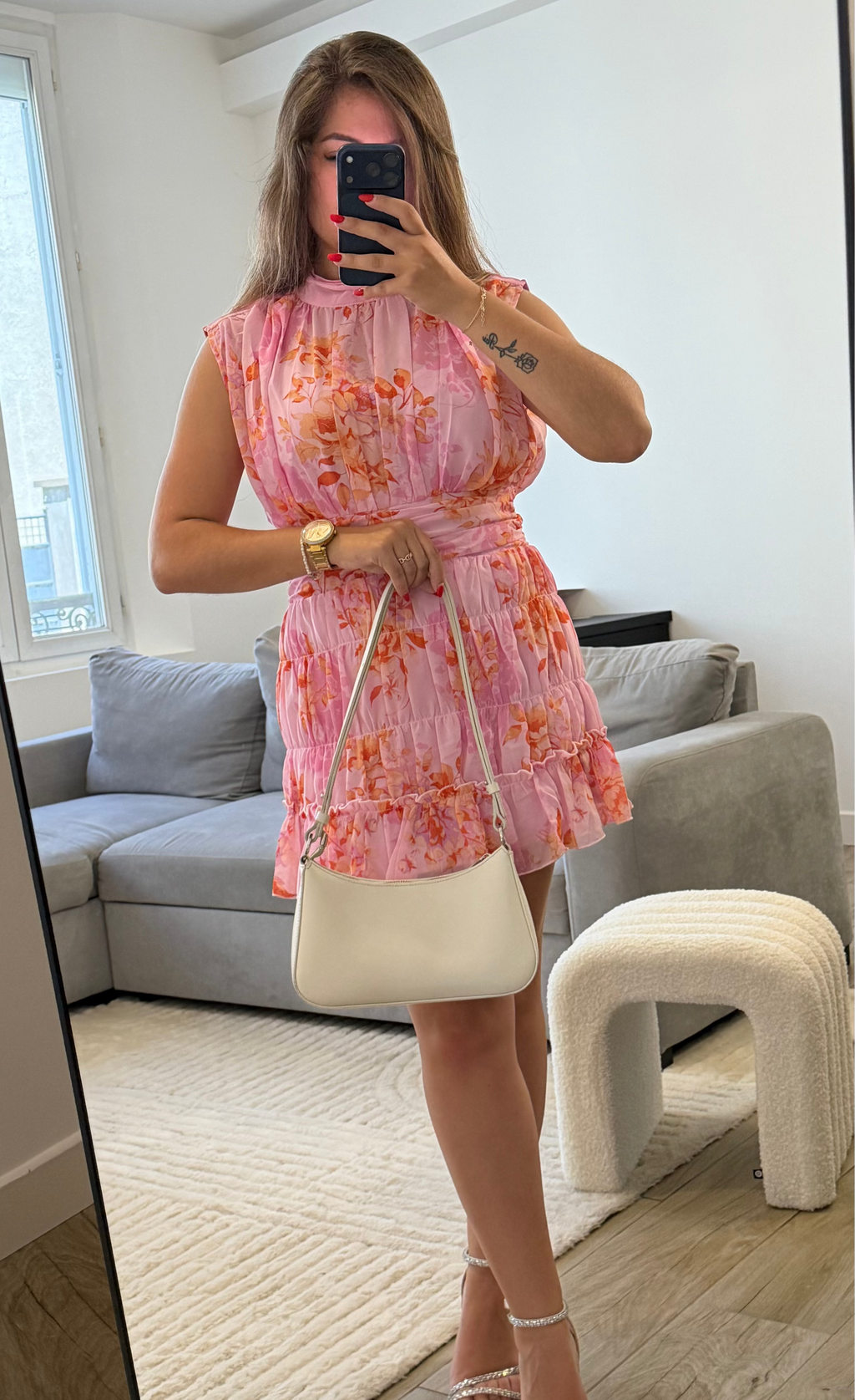 Robe Kyara courte fleurie rose avec taille smockée pour femme.