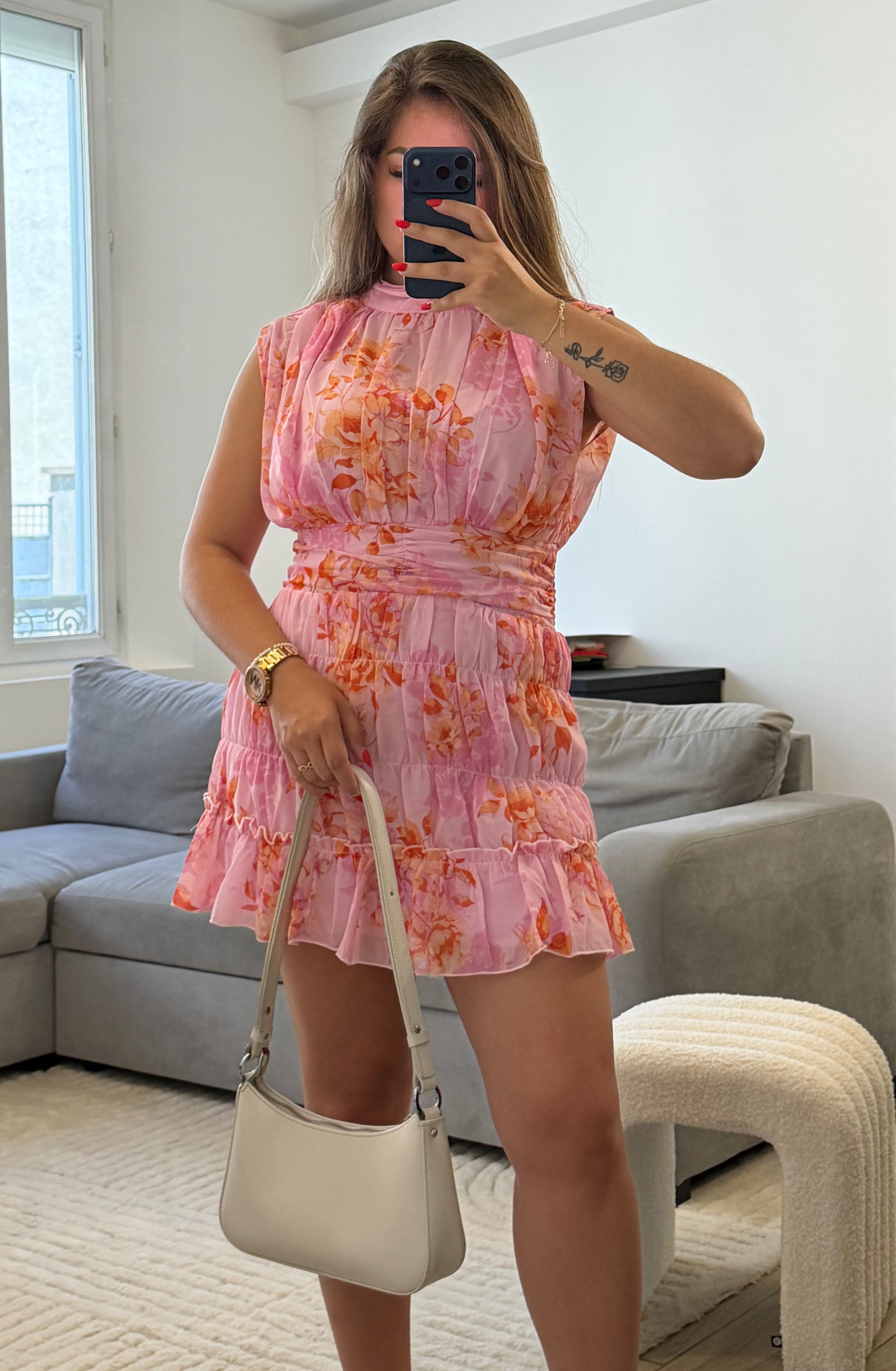 Détail de l'imprimé floral rose de la Robe Kyara.