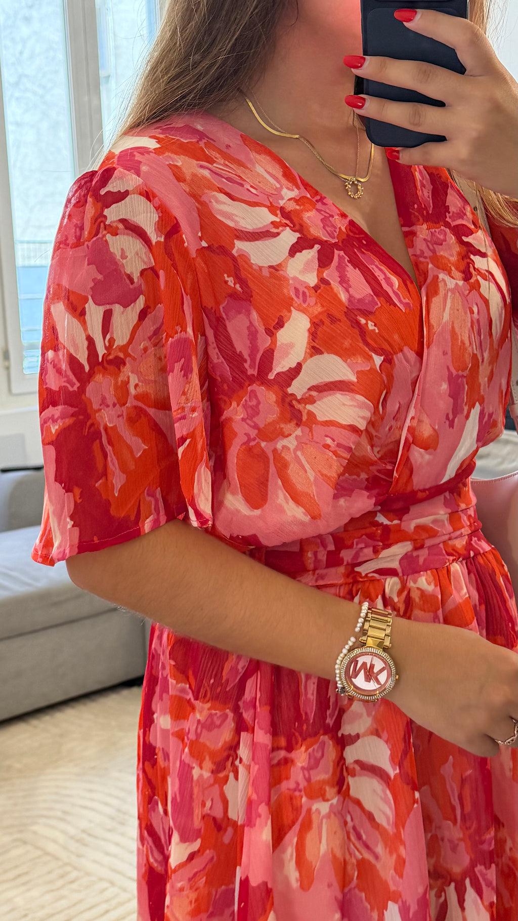Robe Manuela courte fleurie avec décolleté cache-cœur pour femme.