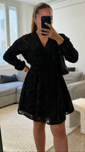 Robe Victoria noire à manches longues, col en V, tissu texturé ton sur ton et coupe courte évasée, style chic pour femme.