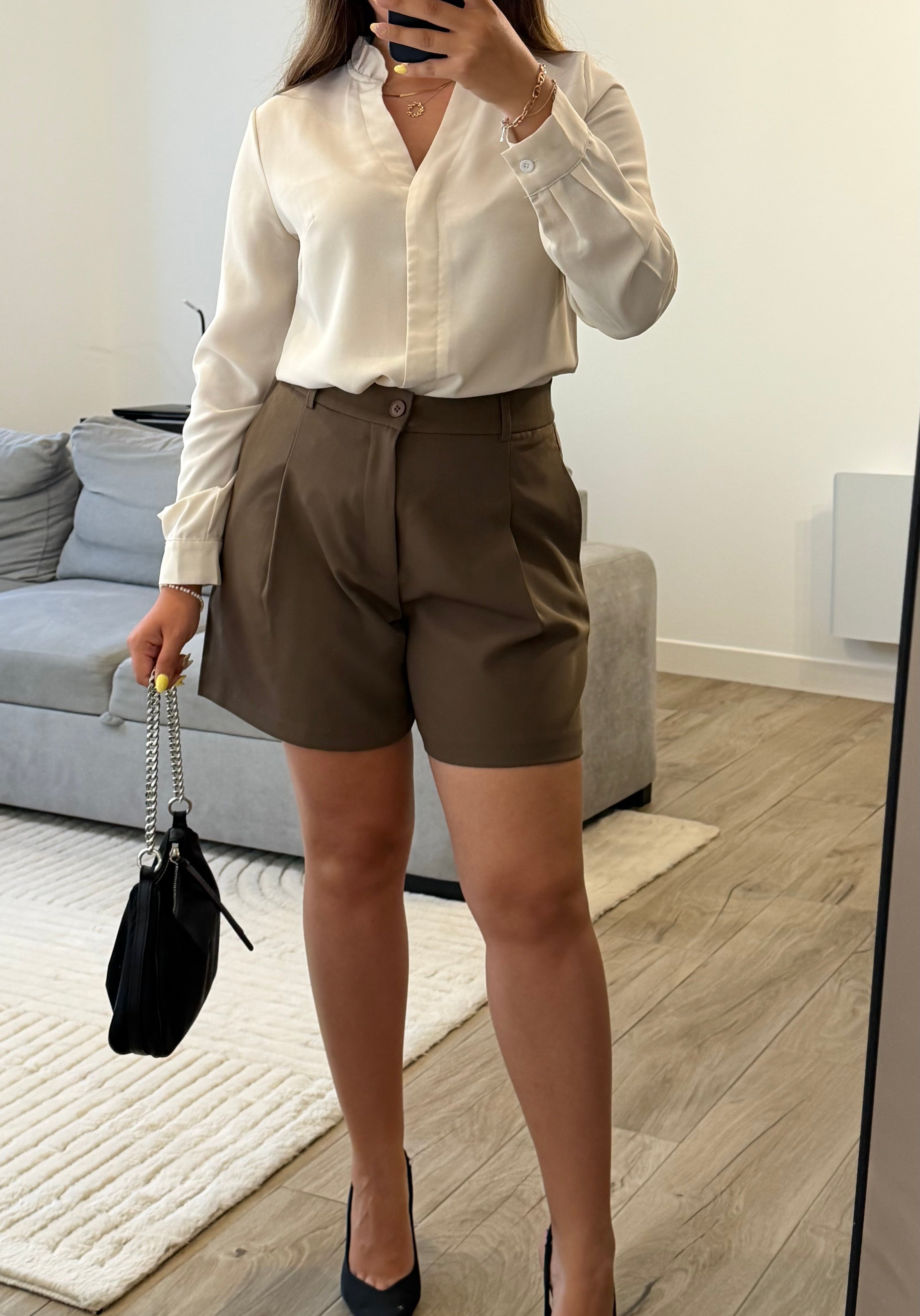 Short Mia femme coloris café à taille haute et coupe ample.