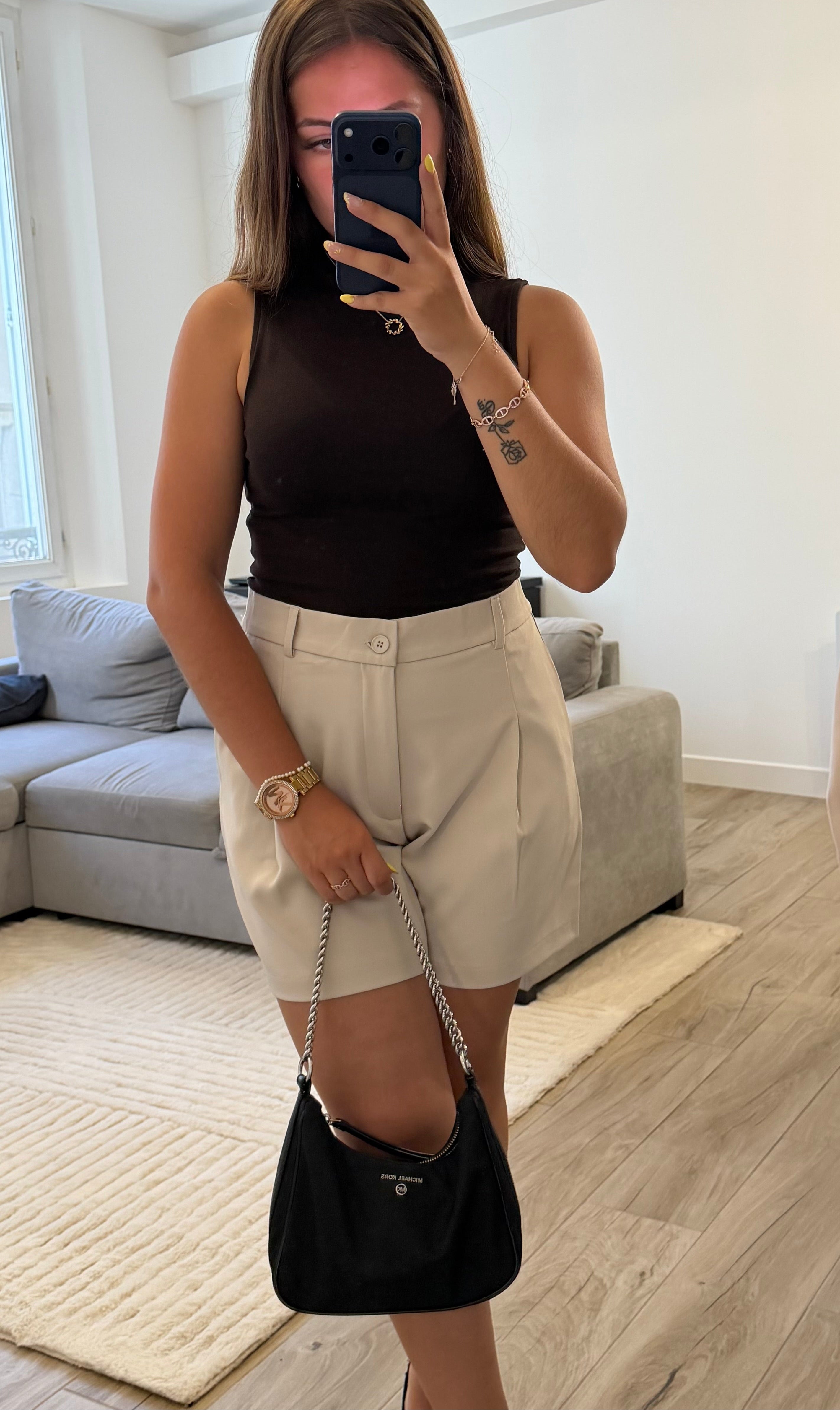 Short Mia femme coloris café à taille haute et coupe ample.