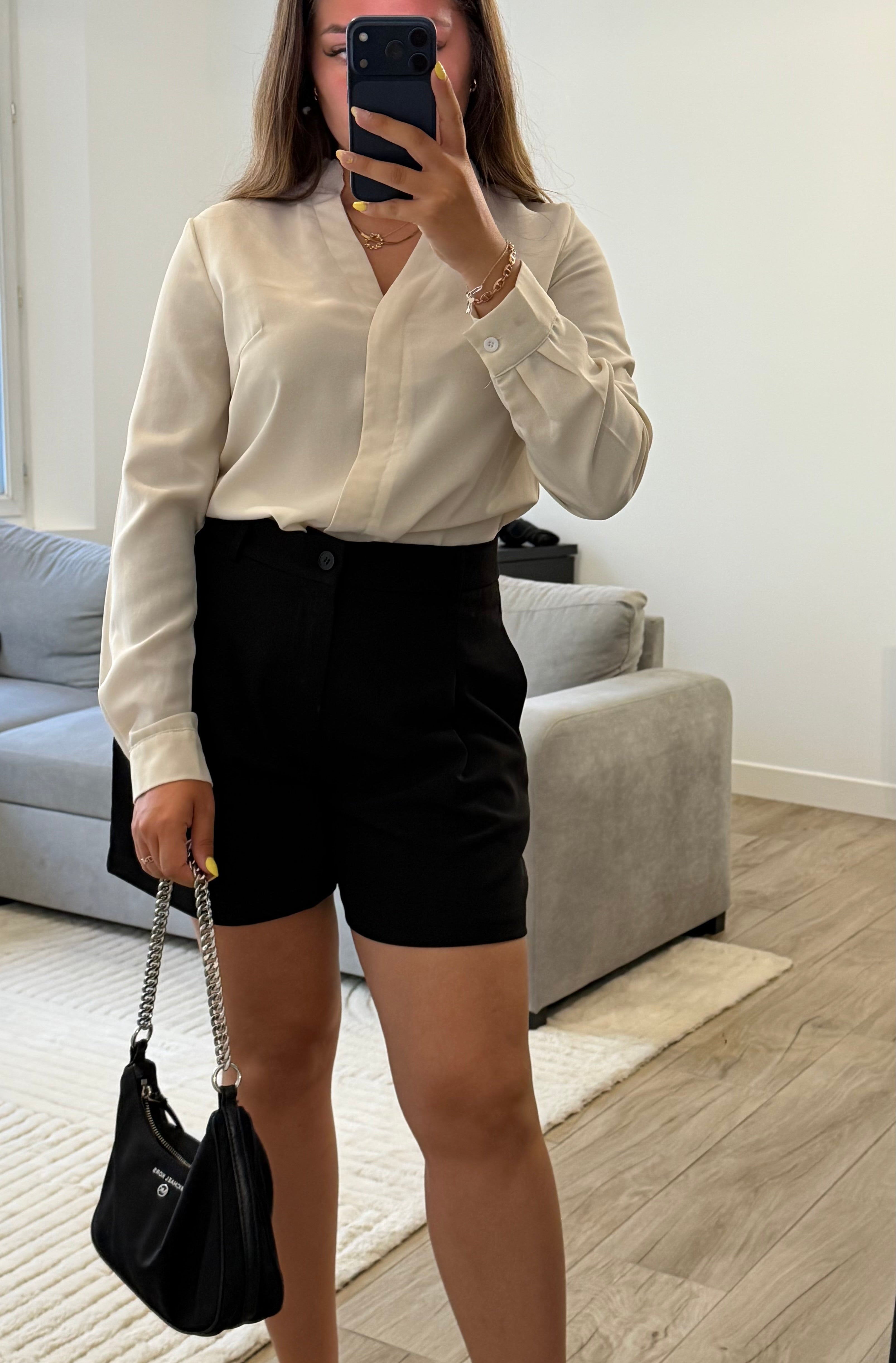 Short Mia femme coloris noir à taille haute et coupe ample.