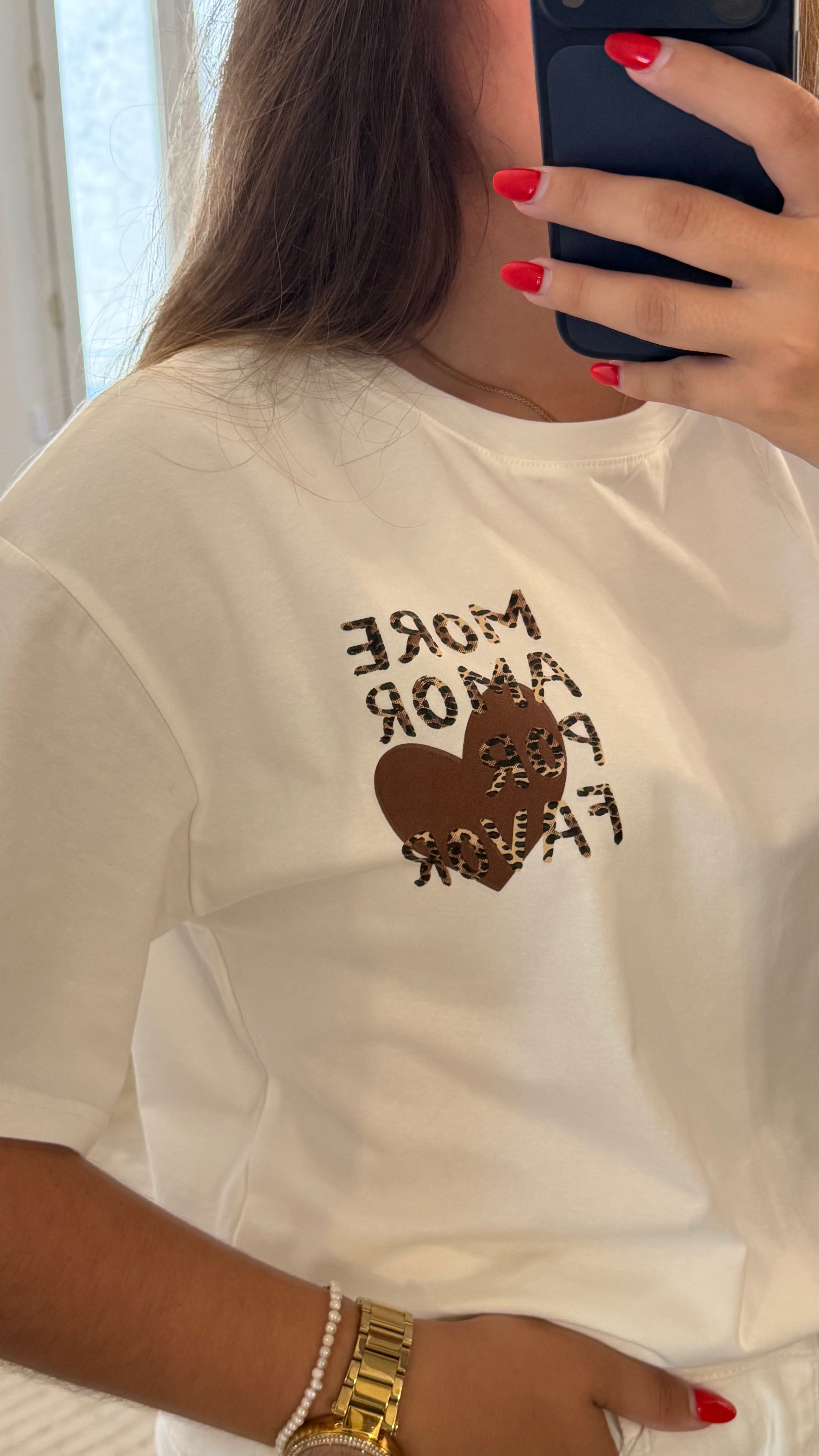 Détail de l'imprimé « More Amor Por Favor » avec cœur et motifs léopard du T-shirt Amor.