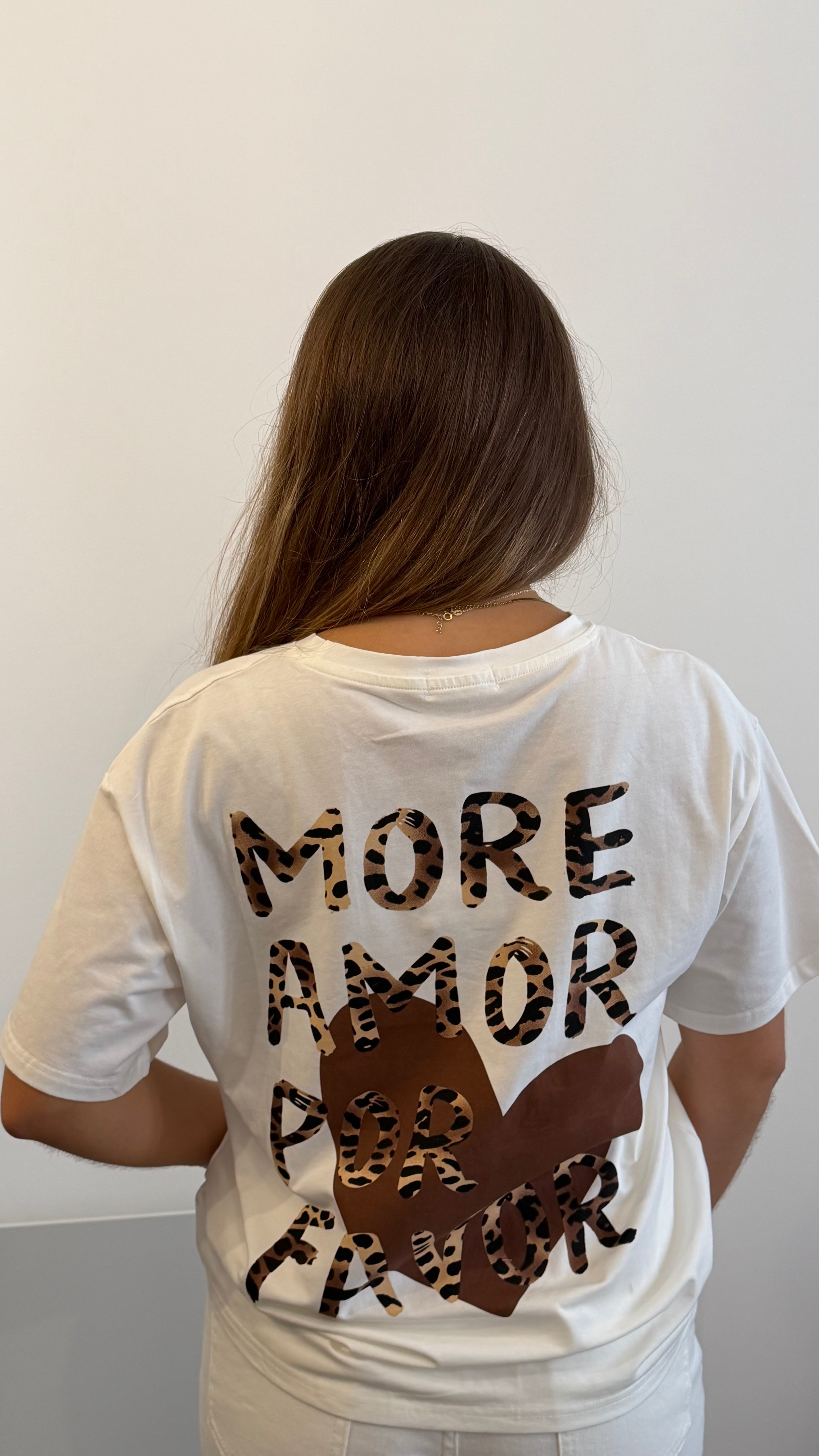 Dos du T-shirt Amor blanc en coton pour femme et détail léopard