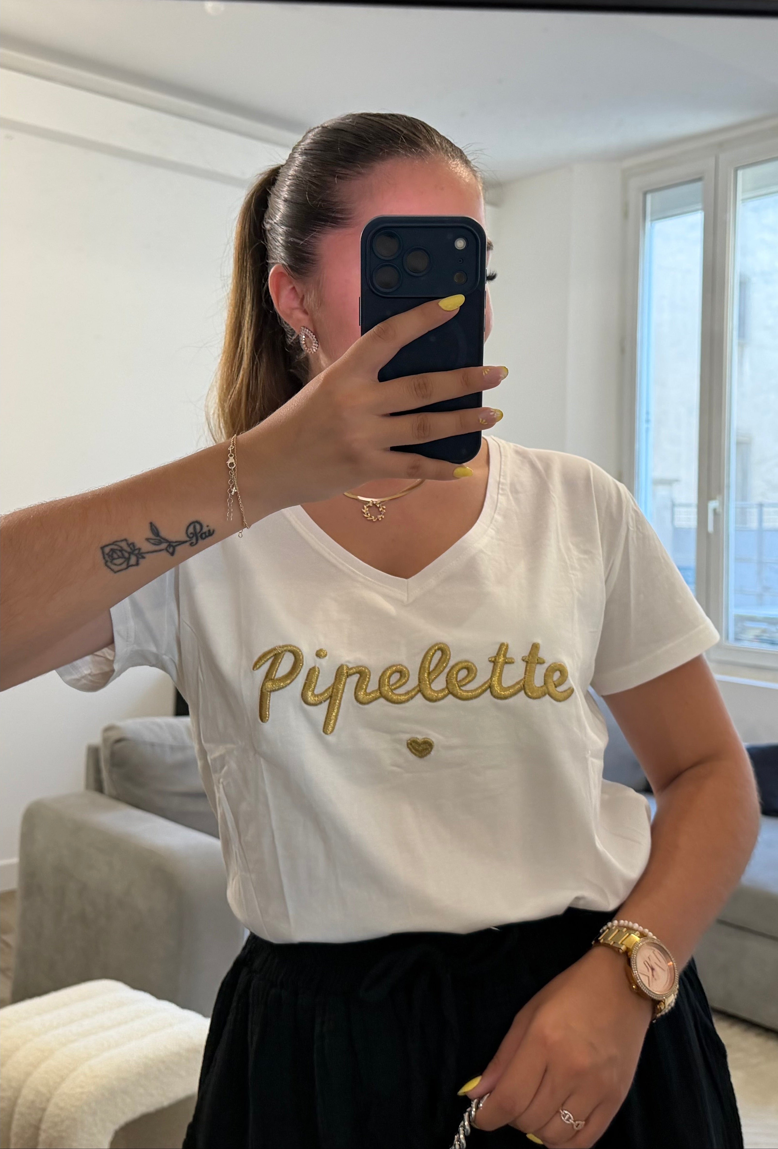 T-shirt blanc pour femme avec broderie dorée "Pipelette" sur la poitrine, coupe confortable et intemporelle.