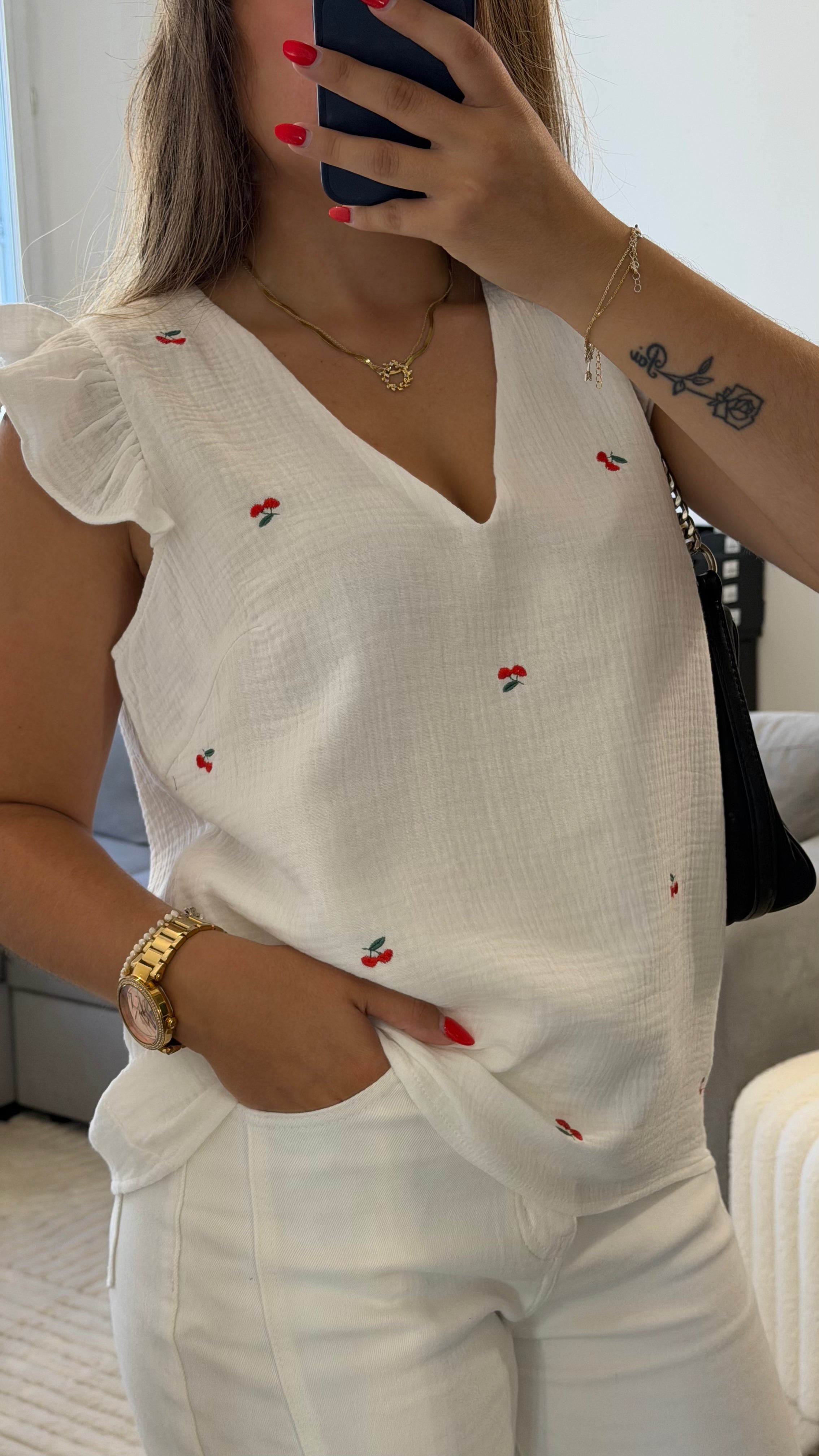 Col en V et manches volantées du T-shirt Capucine blanc.