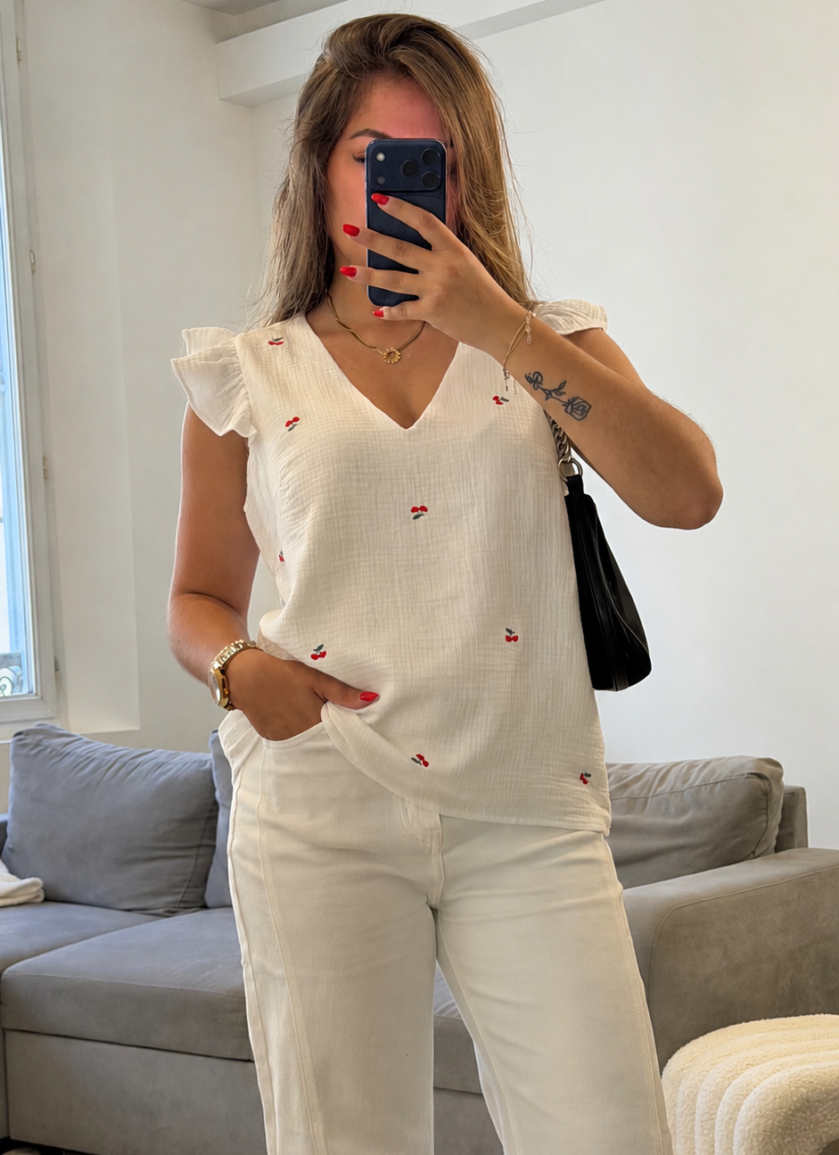 T-shirt Capucine blanc en coton avec broderies cerises pour femme.