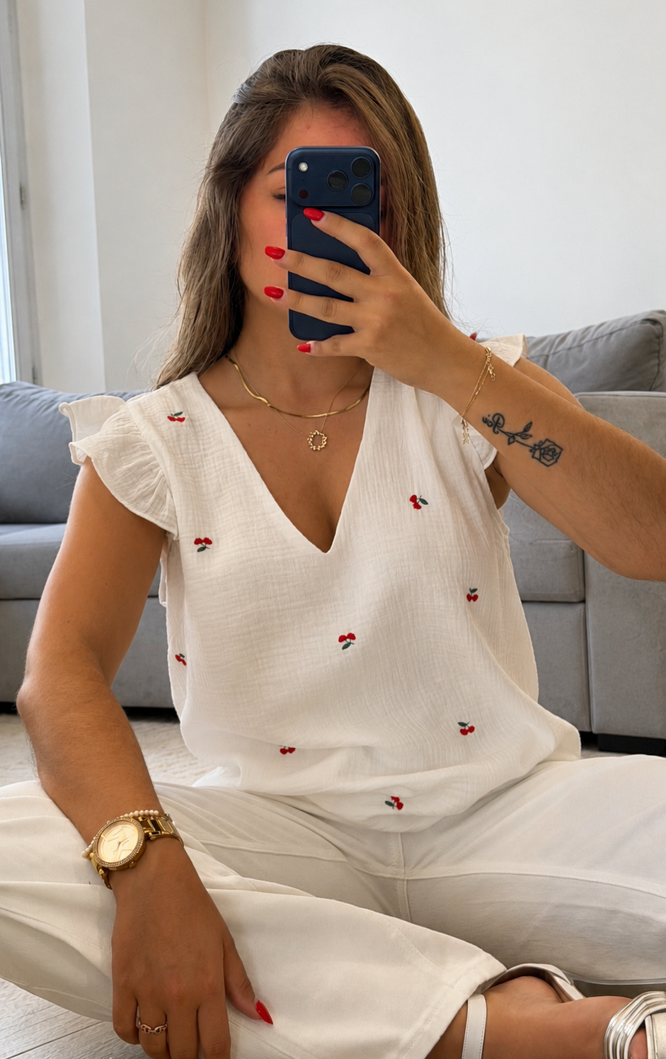 Détail des broderies cerises du T-shirt Capucine.