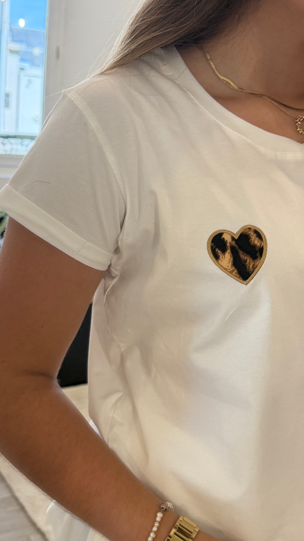 Détail du cœur léopard brodé sur le T-shirt Léna en coton.
