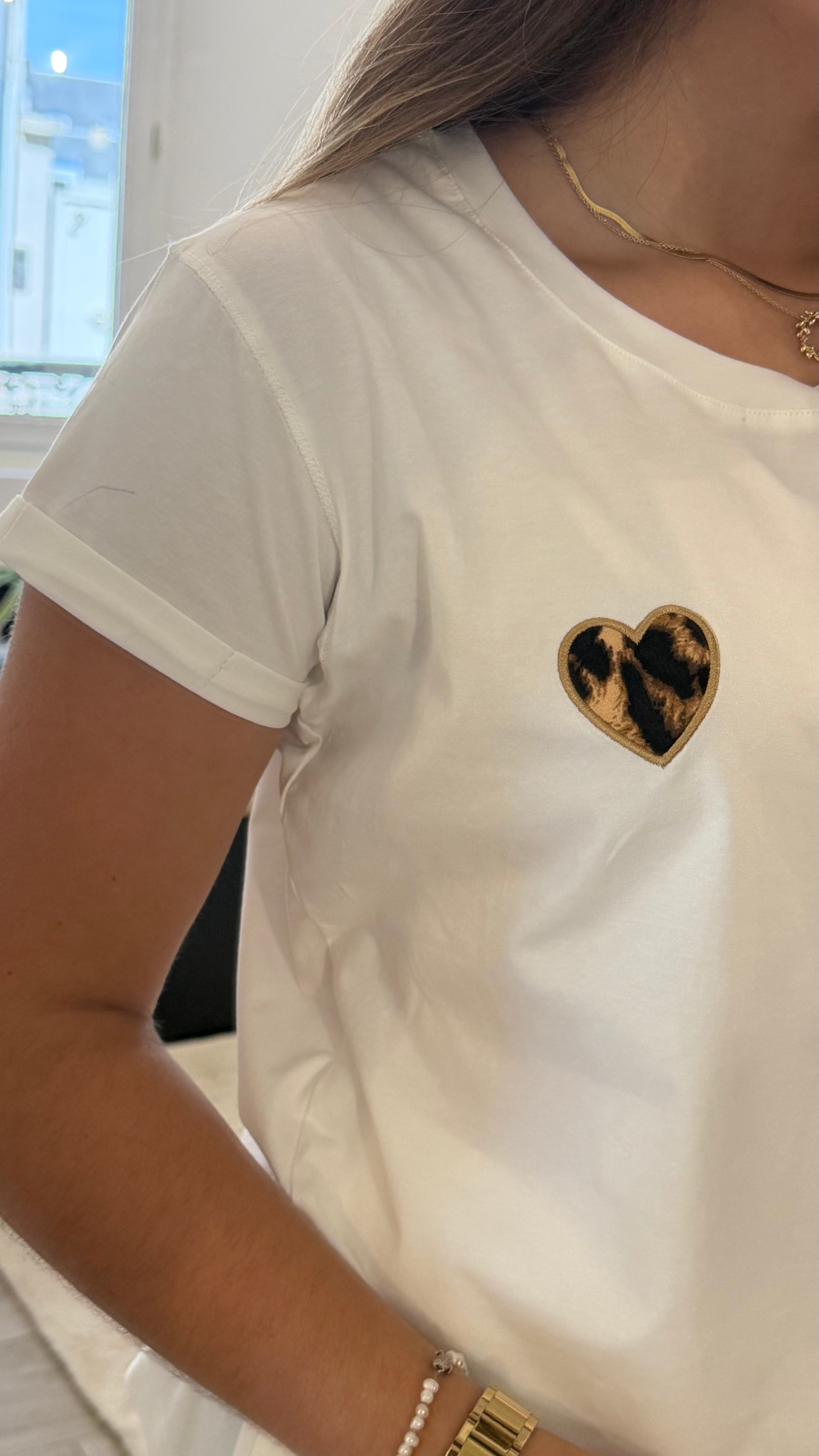 Détail du cœur léopard brodé sur le T-shirt Léna en coton.