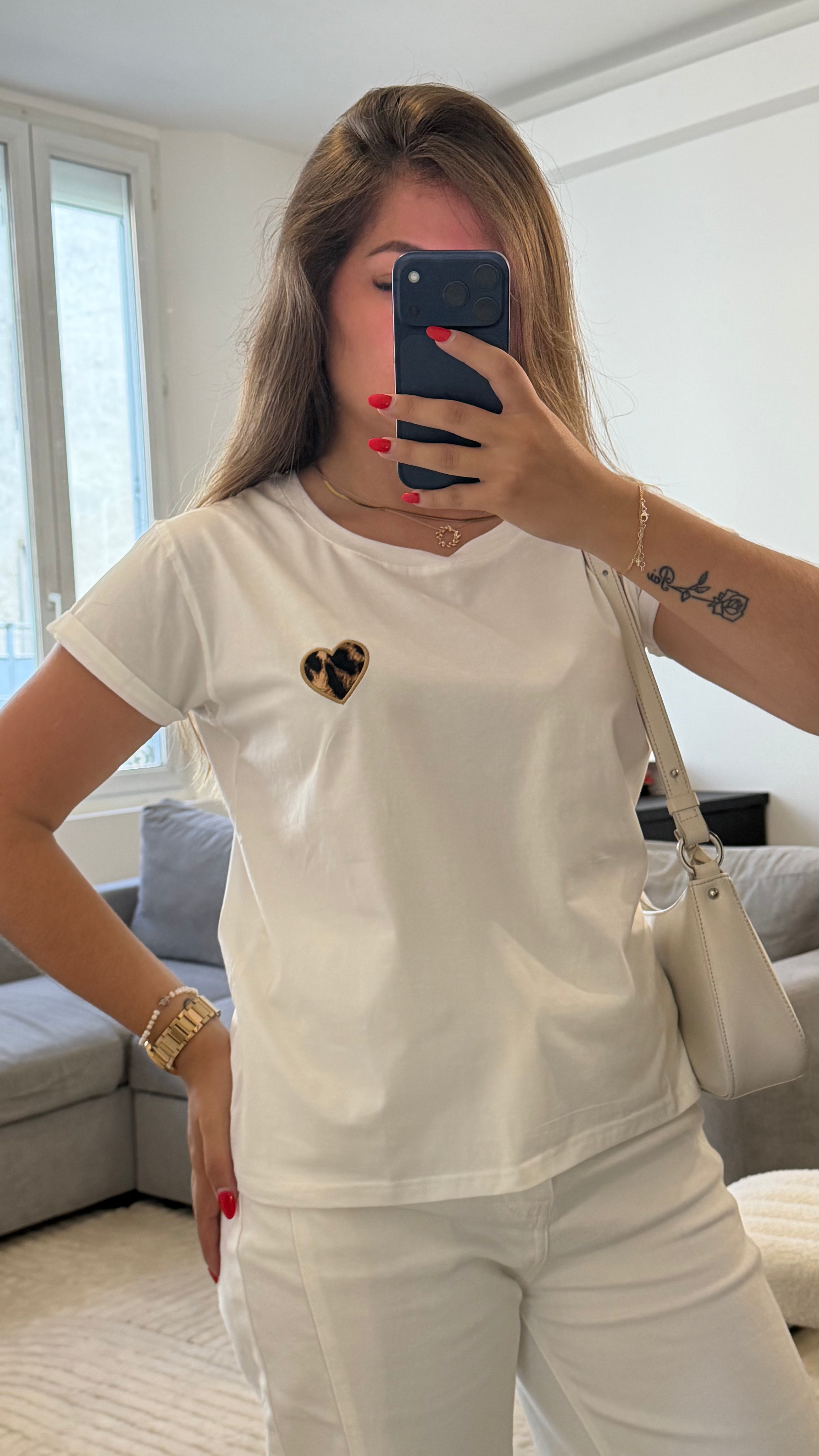 T-shirt Léna blanc en coton avec cœur léopard brodé pour femme.