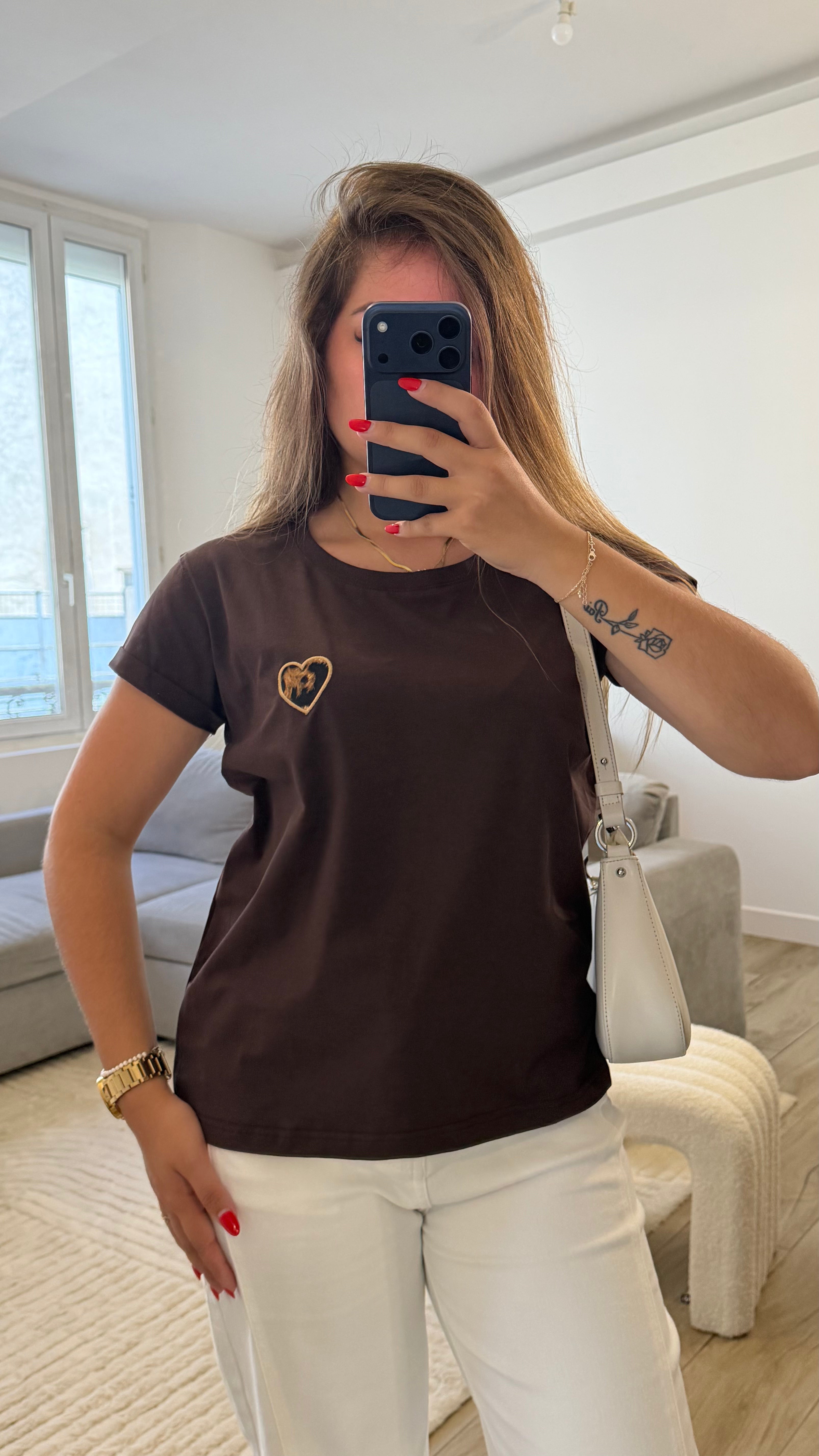 Détail du cœur léopard brodé sur le T-shirt Léna en coton.