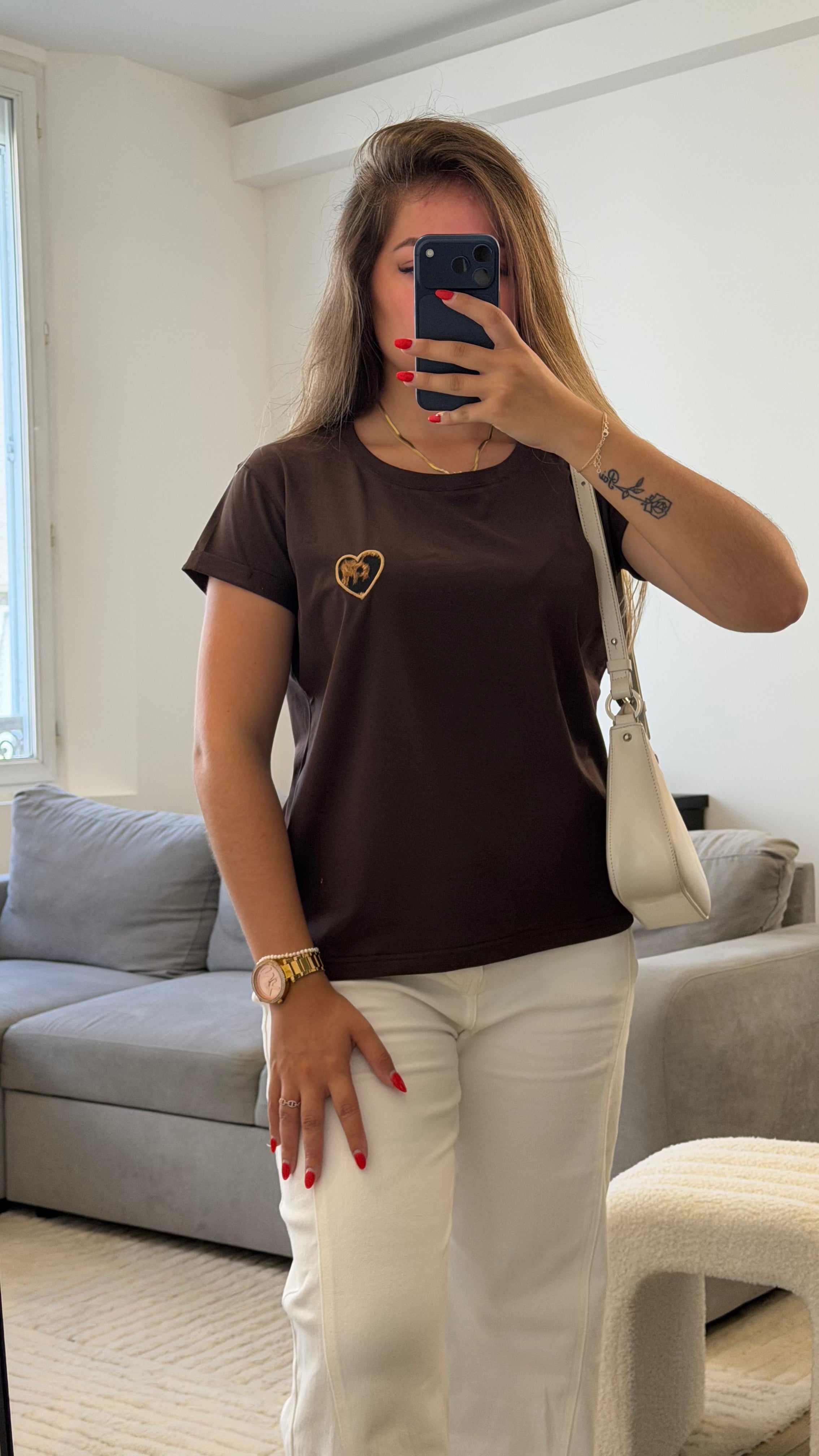 T-shirt Léna chocolat en coton avec cœur léopard brodé pour femme.