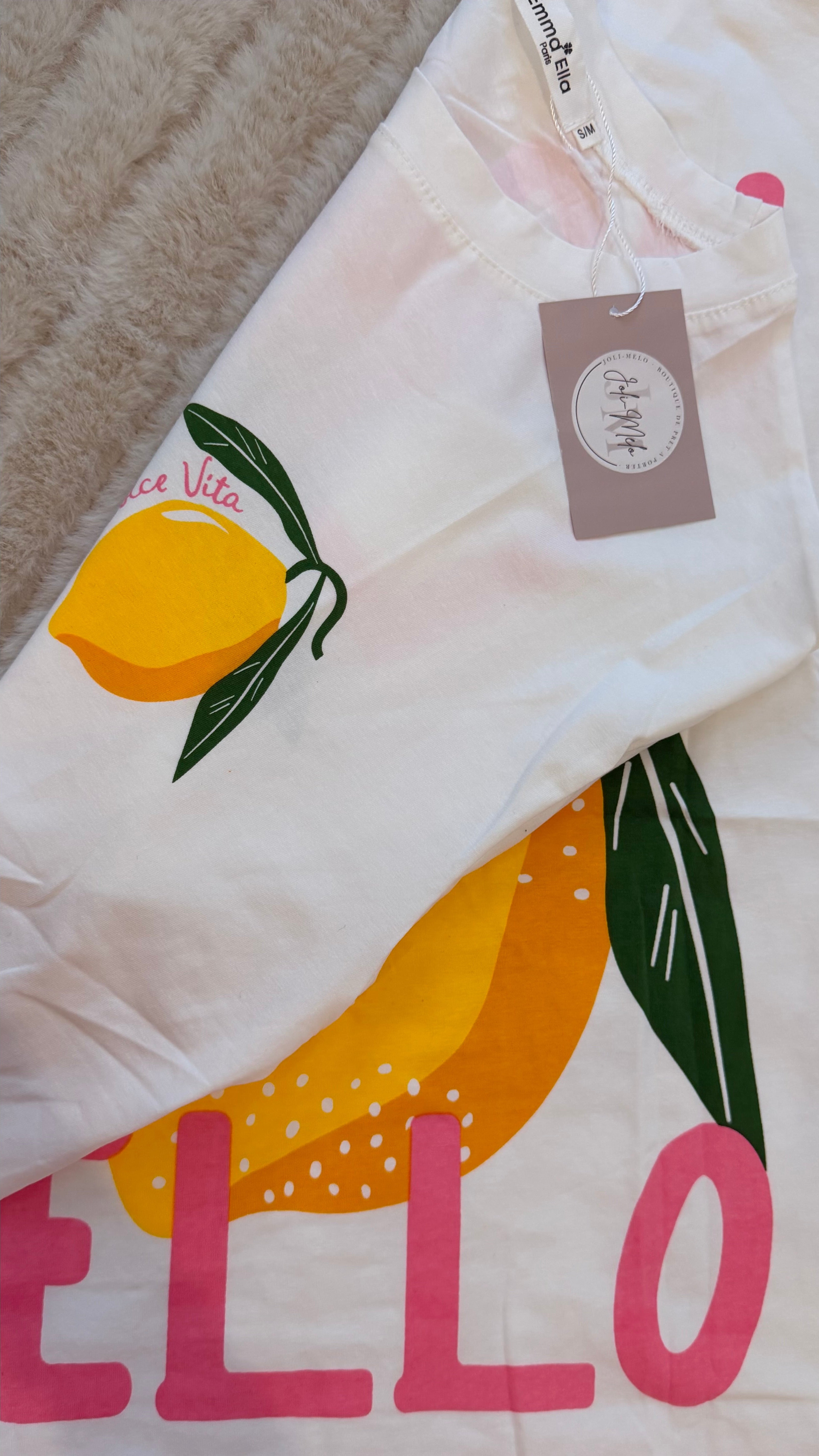 T-shirt Lili blanc pour femme avec imprimé citron jaune et feuillage vert sur le devant, coupe oversize en coton.