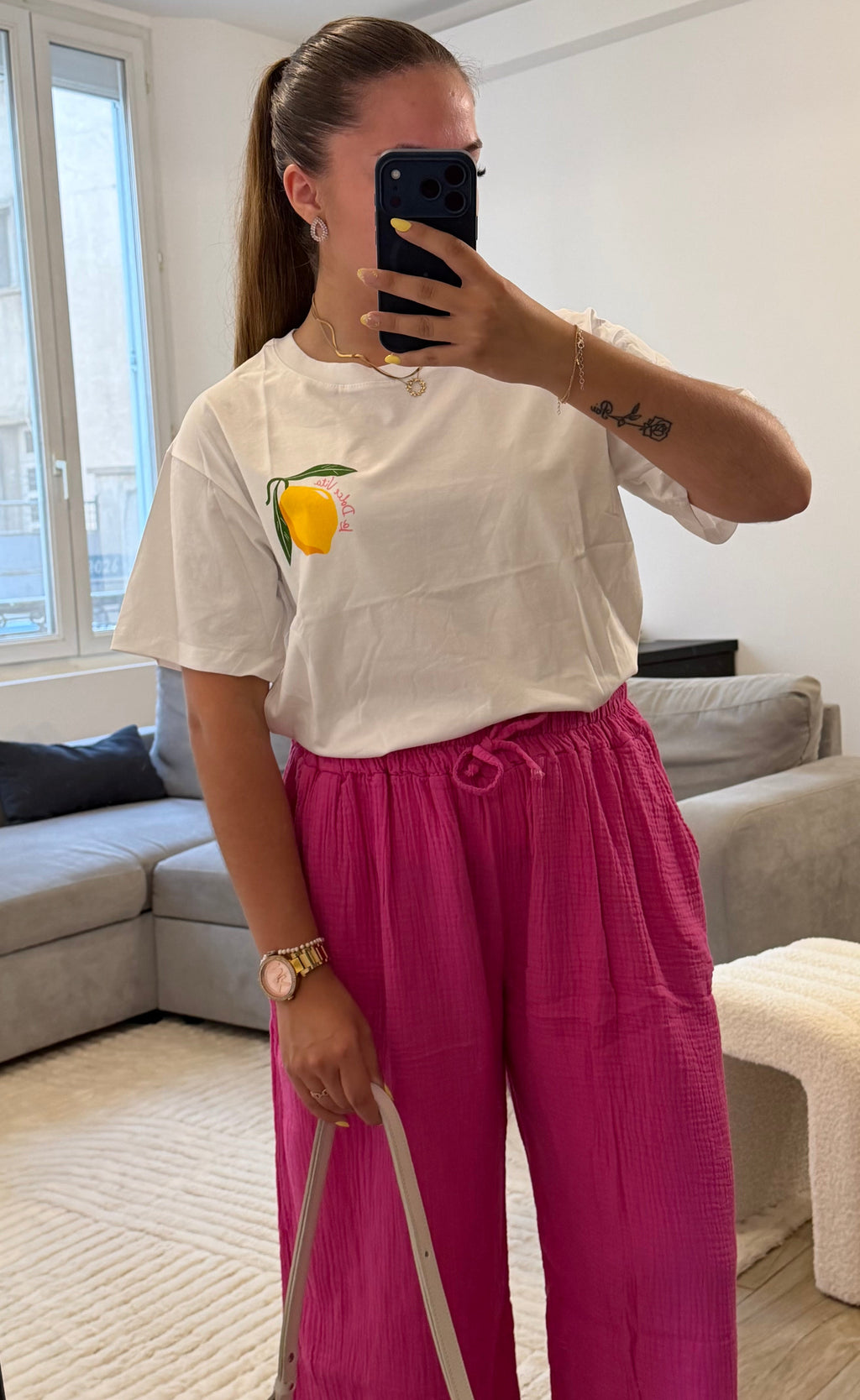T-shirt Lili blanc à manches courtes avec motif citron, coupe oversize en coton, style estival et décontracté.