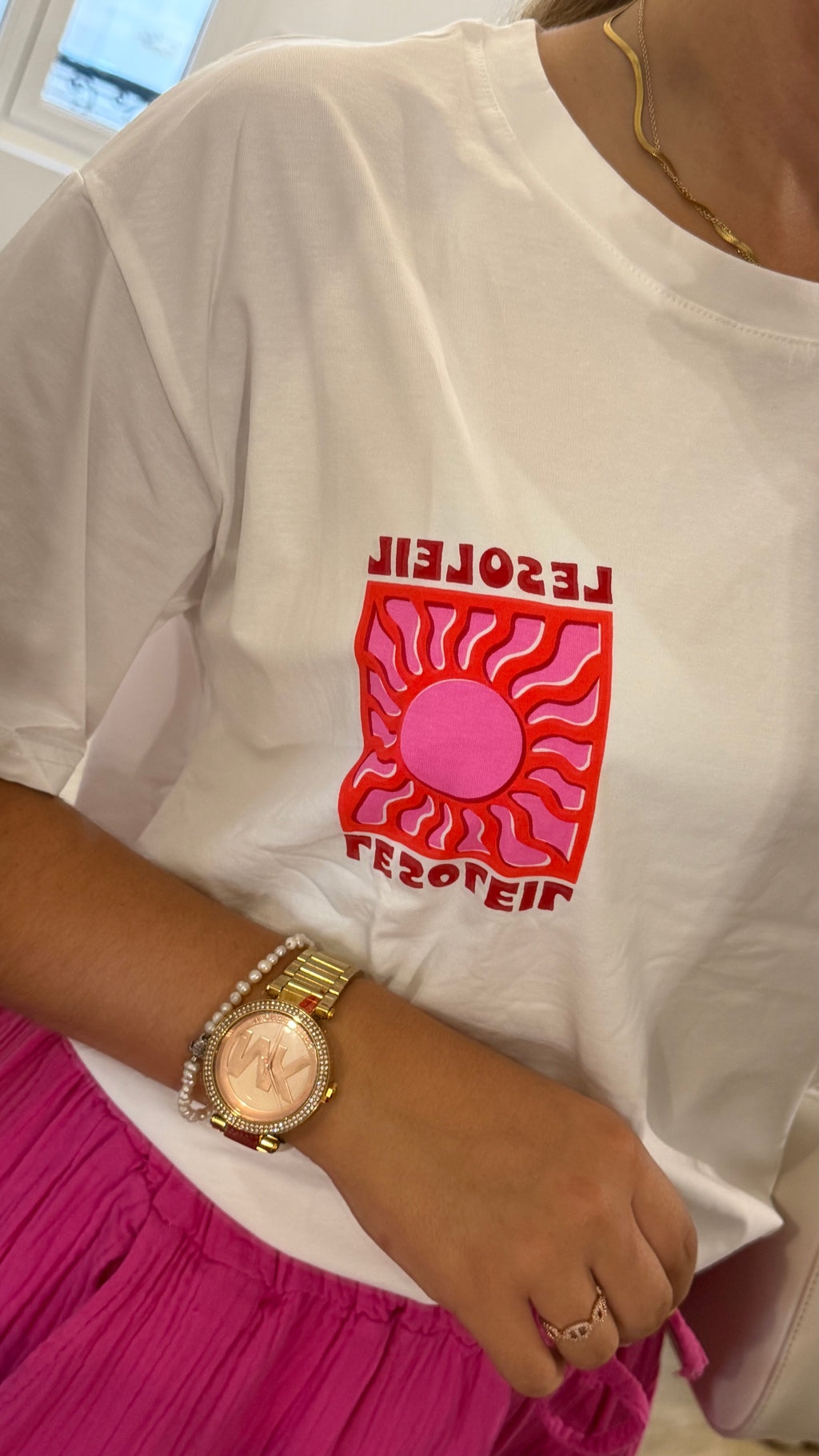 T-shirt Luna blanc pour femme avec imprimé soleil rose et rouge sur le devant, coupe oversize en coton.