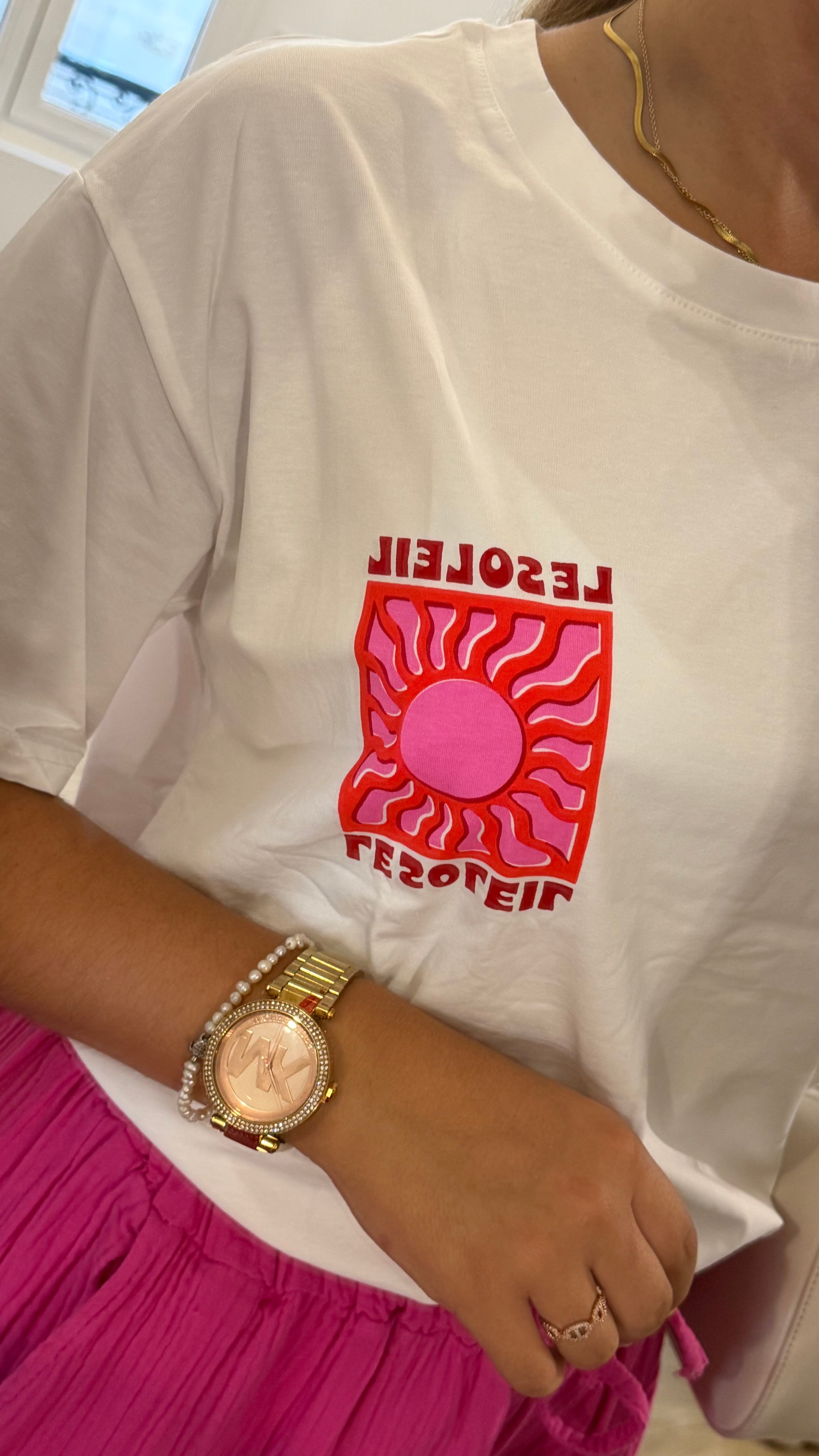 T-shirt Luna blanc pour femme avec imprimé soleil rose et rouge sur le devant, coupe oversize en coton.