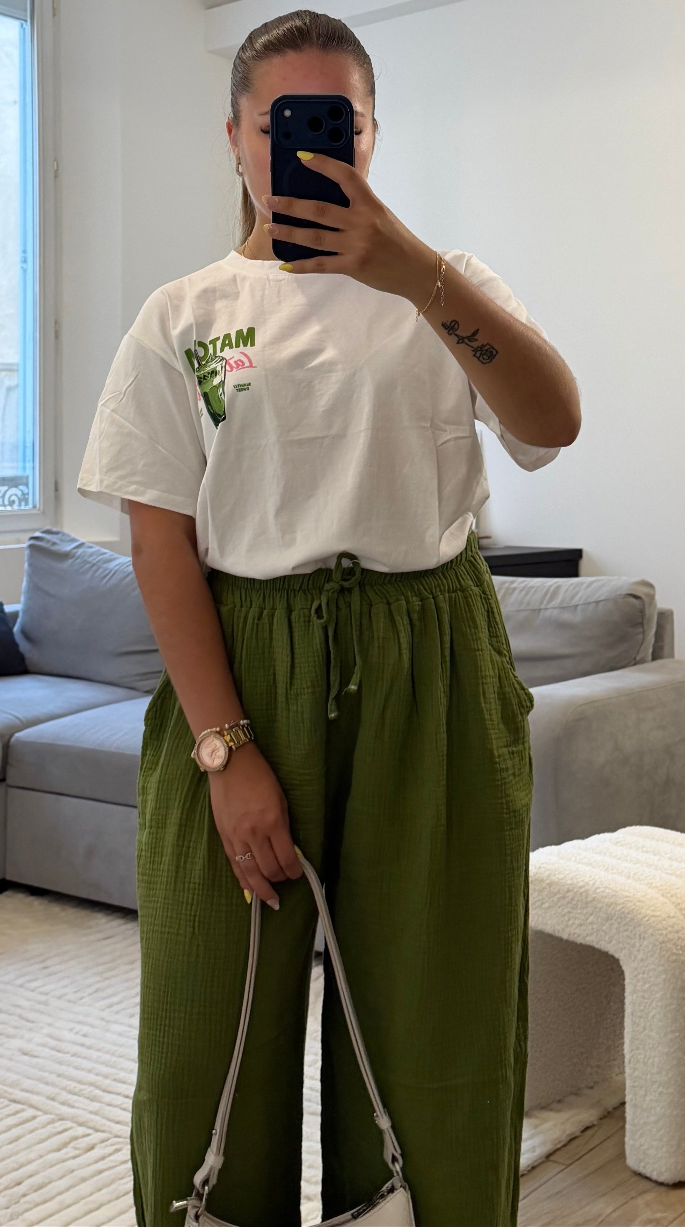 T-shirt Marta blanc pour femme avec imprimé Matcha Latte vert et rose sur le devant, coupe oversize en coton.