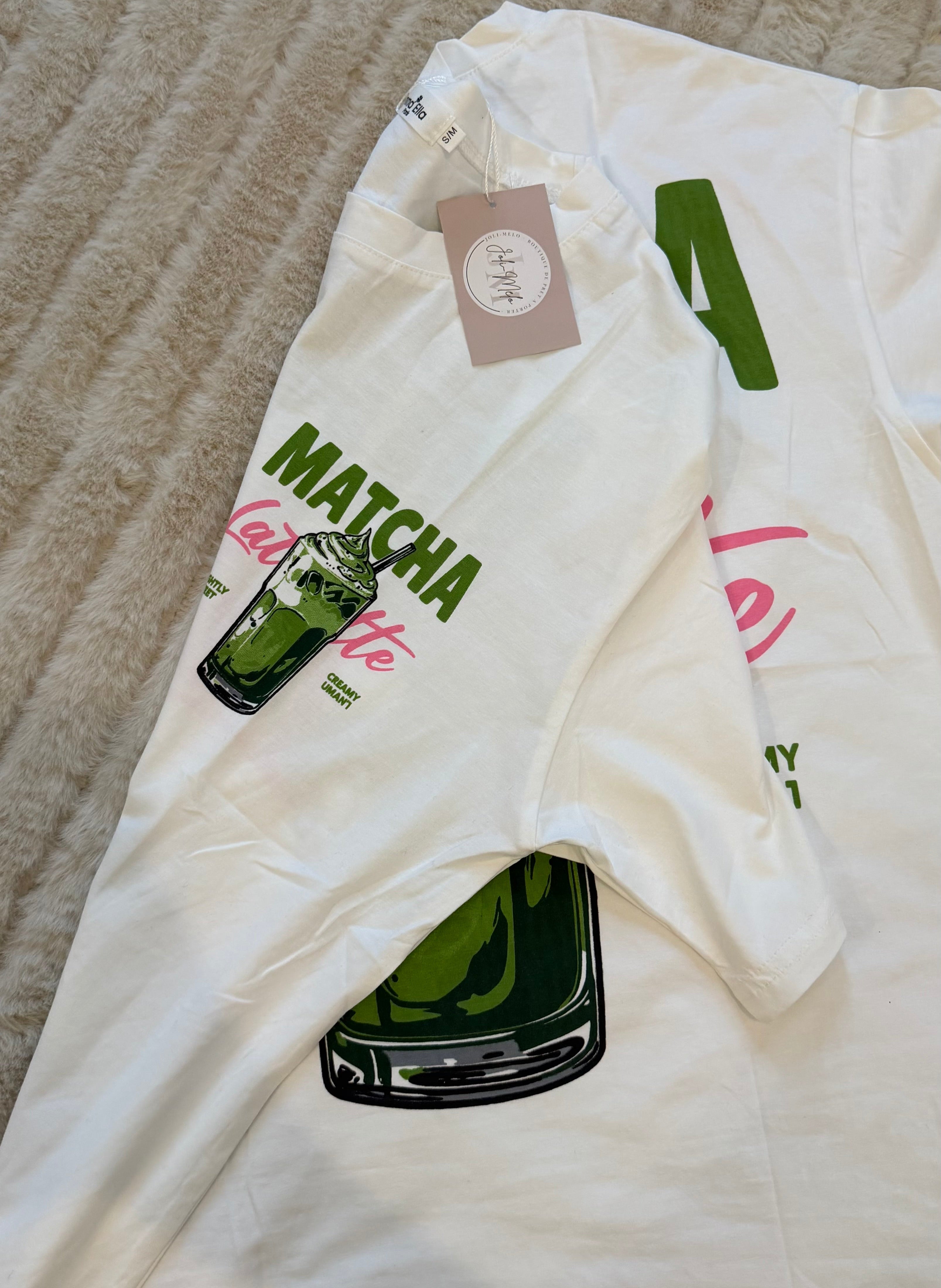 T-shirt Marta blanc à manches courtes avec motif Matcha Latte, coupe oversize et style décontracté.