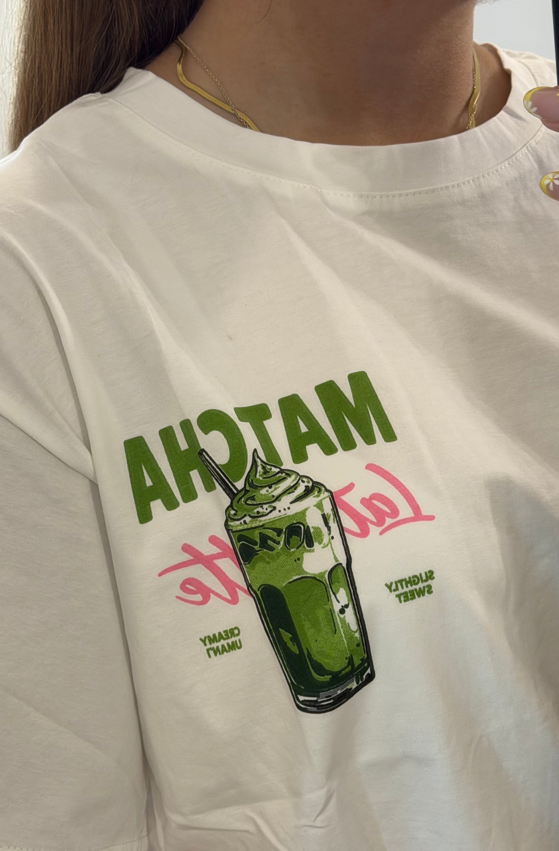 T-shirt Marta blanc à manches courtes avec motif Matcha Latte, coupe oversize et style décontracté.
