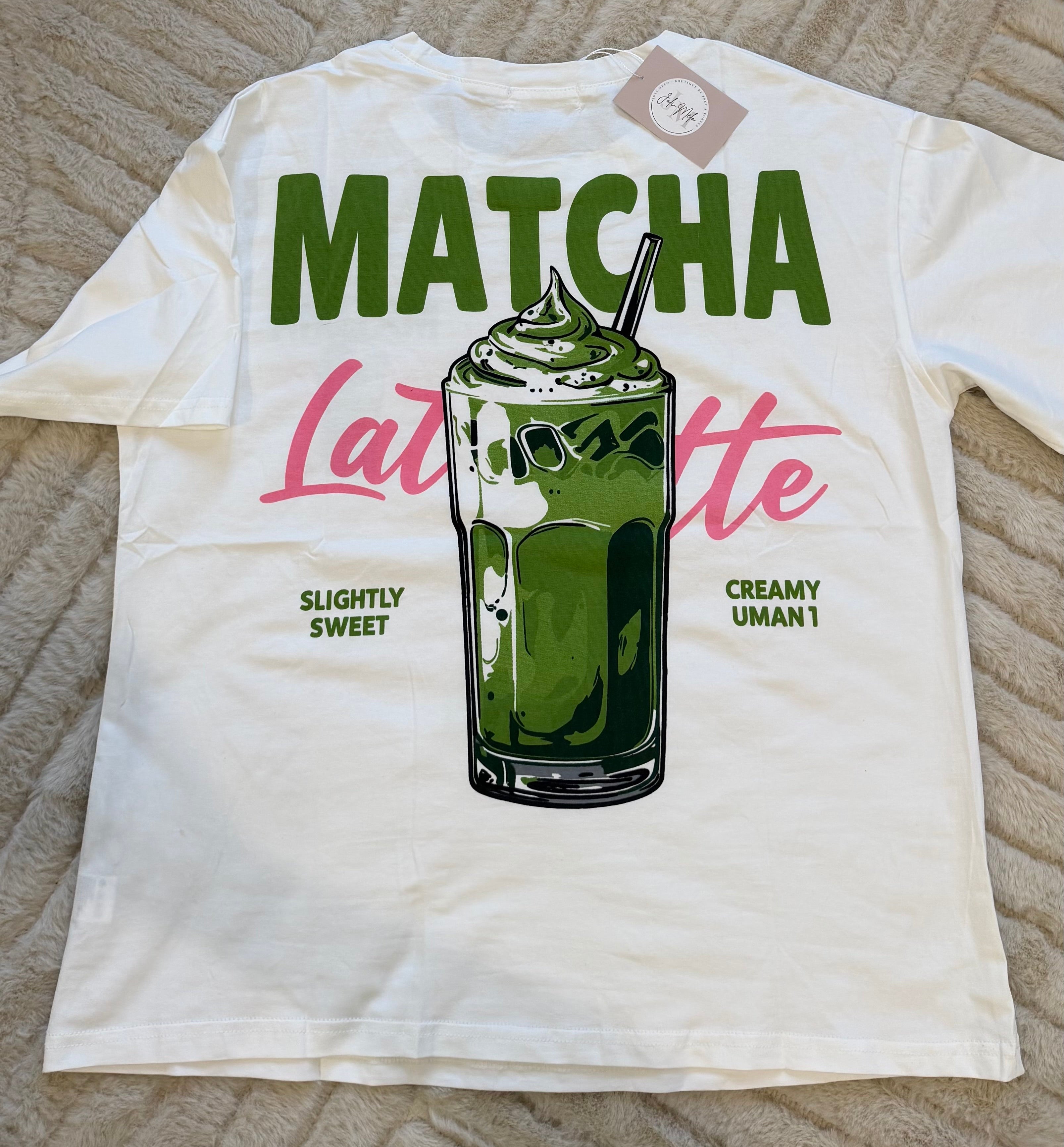 T-shirt Marta blanc à manches courtes avec motif Matcha Latte, coupe oversize et style décontracté.