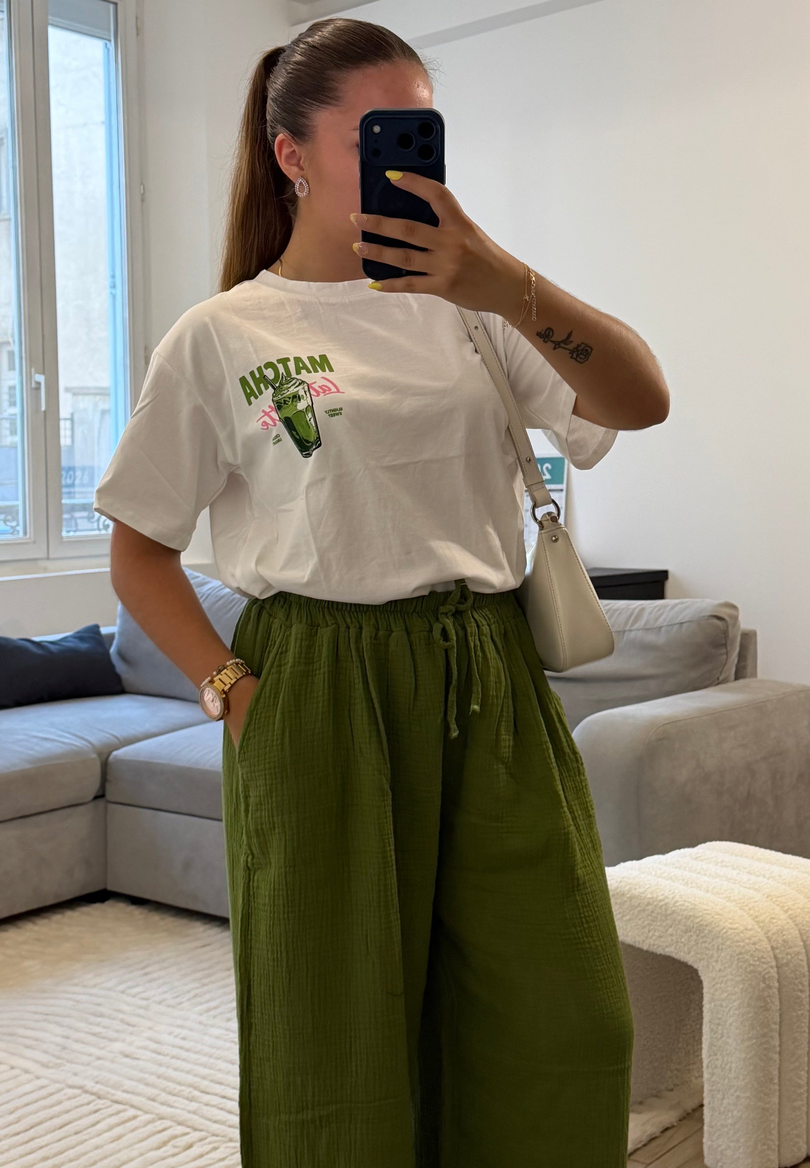 T-shirt Marta blanc à manches courtes avec motif Matcha Latte, coupe oversize et style décontracté.