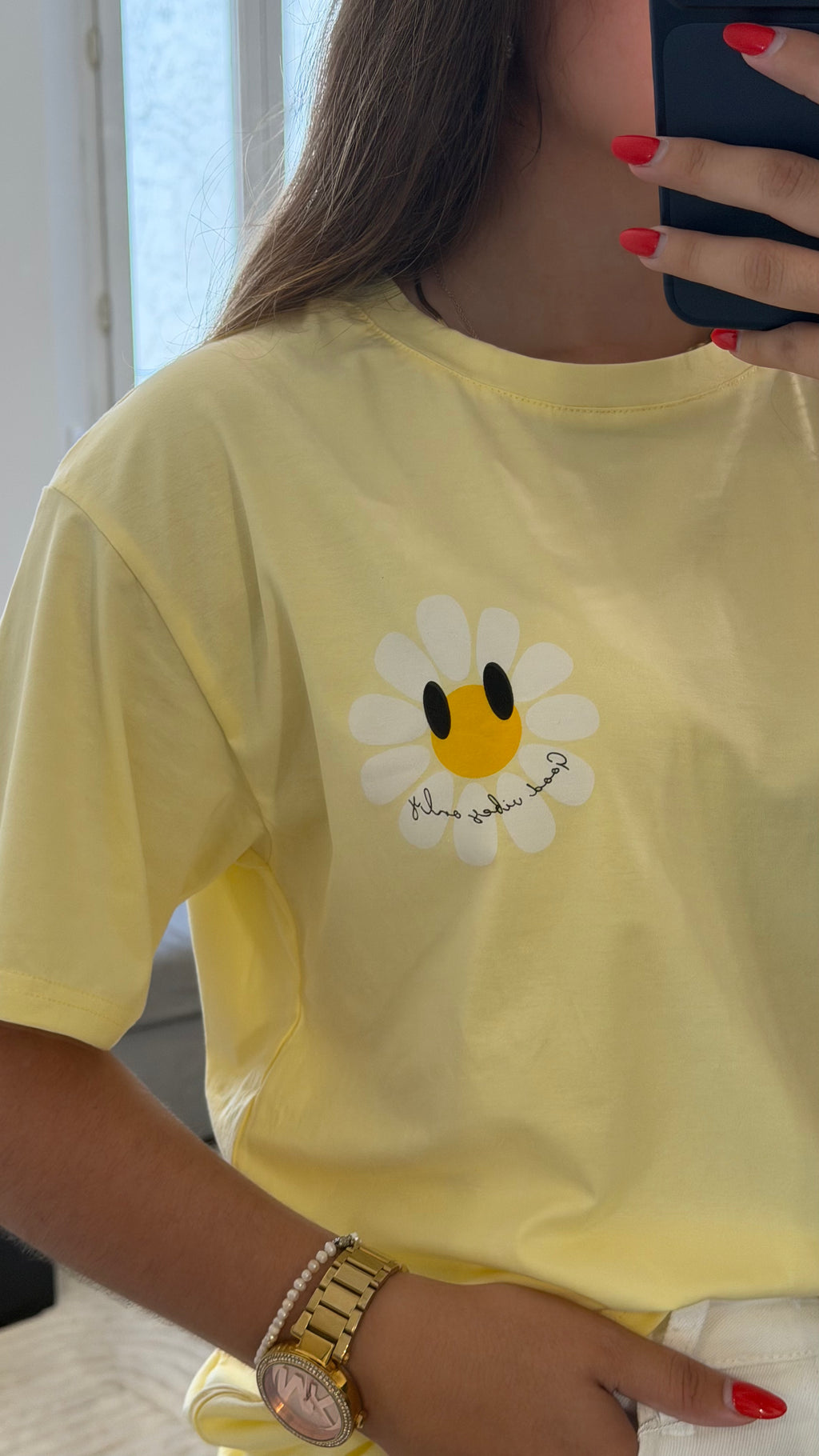 T-shirt Nelya jaune en coton avec marguerite brodée et imprimé Good Vibes Only.