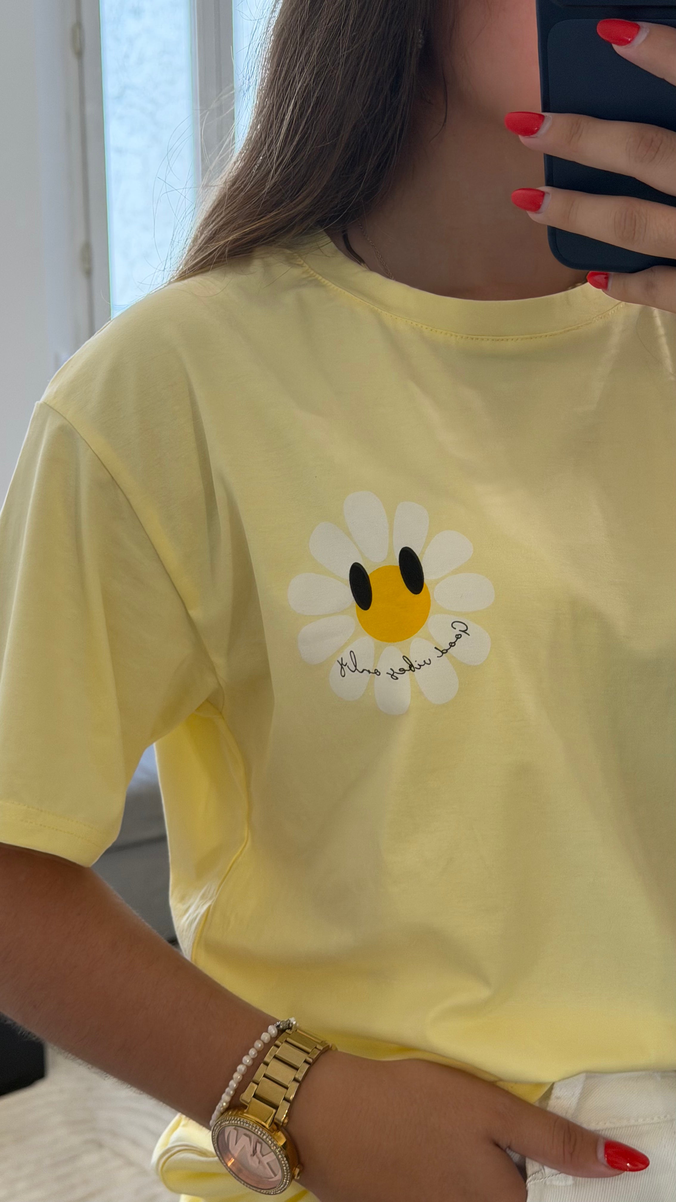 T-shirt Nelya jaune en coton avec marguerite brodée et imprimé Good Vibes Only.