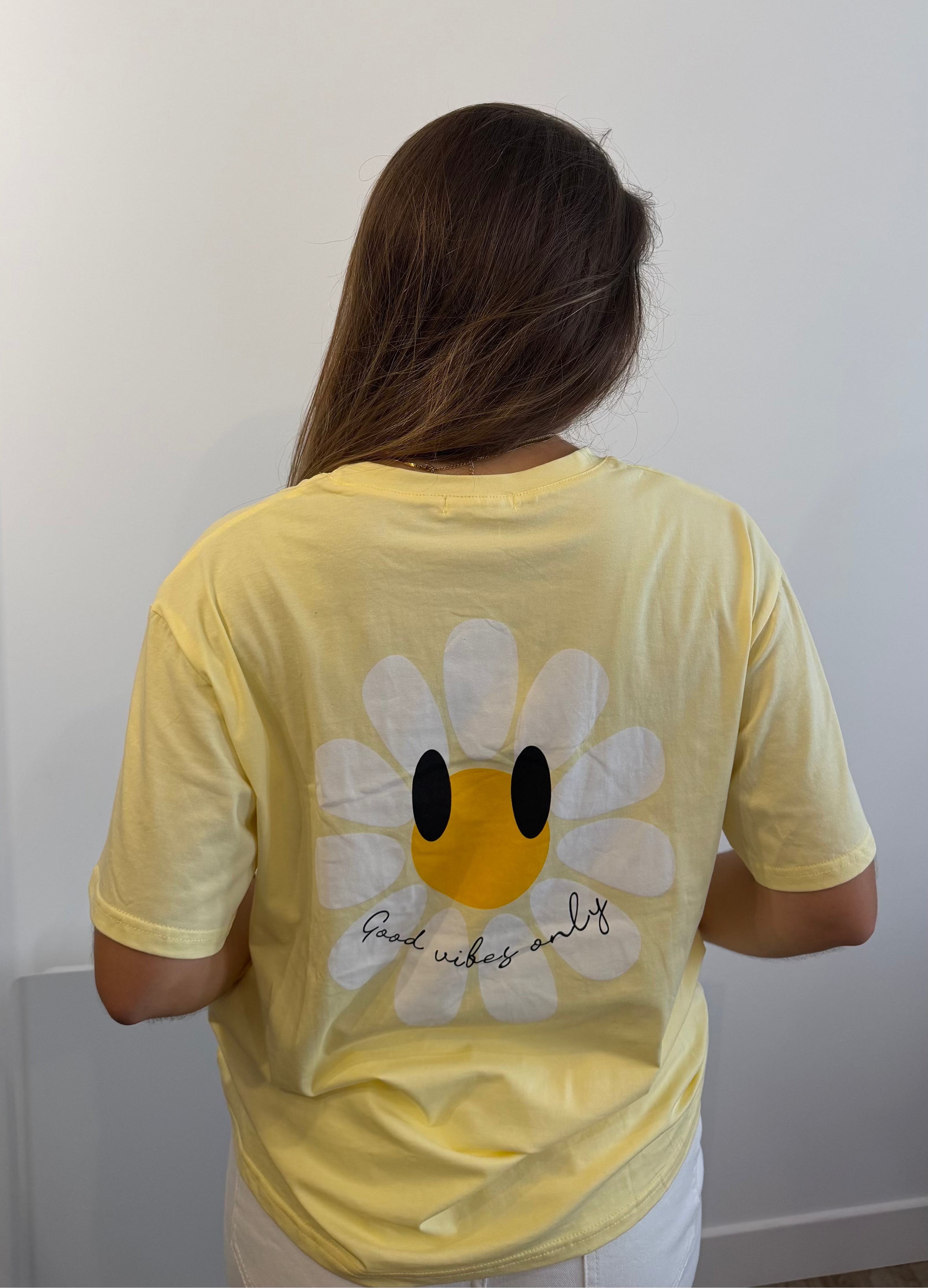Dos du T-shirt Nelya avec imprimé « Good Vibes Only ».
