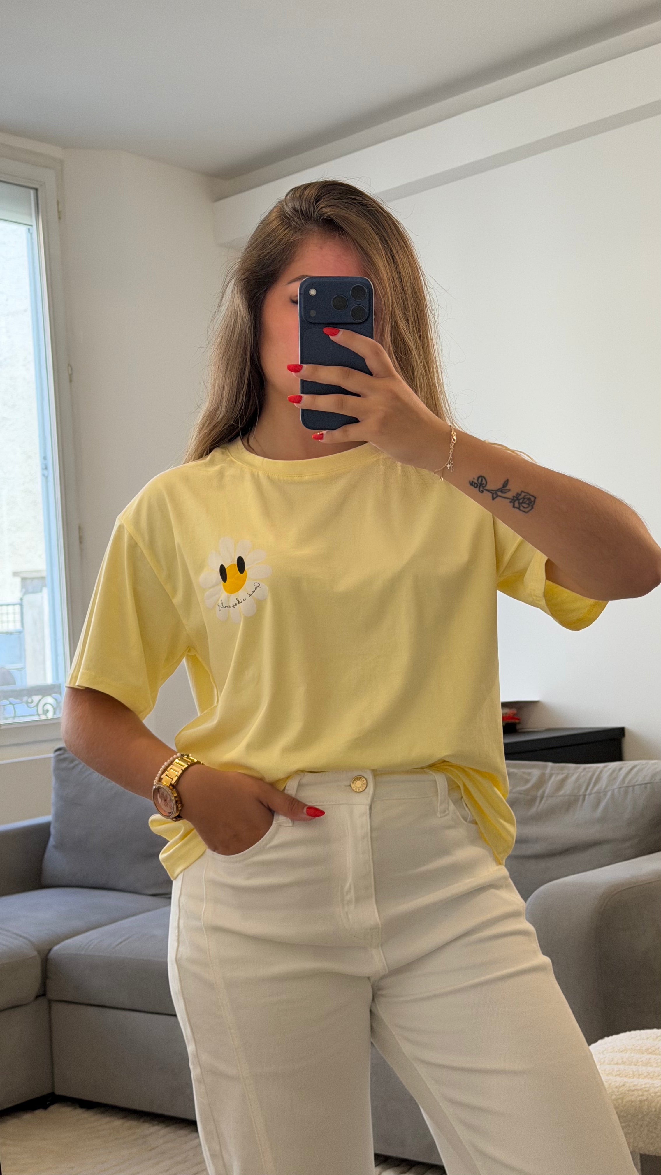 T-shirt Nelya jaune en coton avec marguerite brodée et imprimé Good Vibes Only.