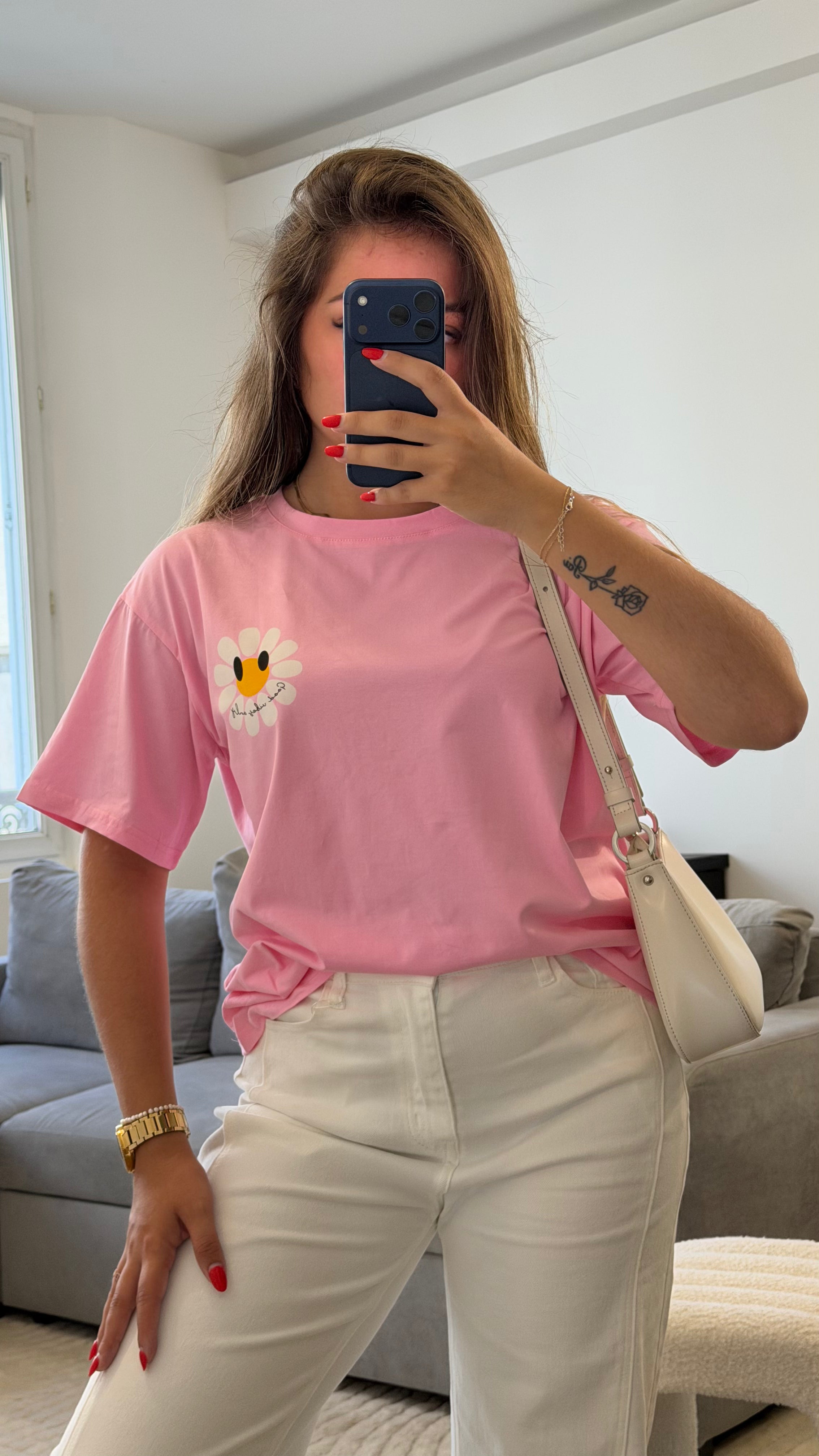 T-shirt Nelya rose en coton avec marguerite brodée et imprimé Good Vibes Only.