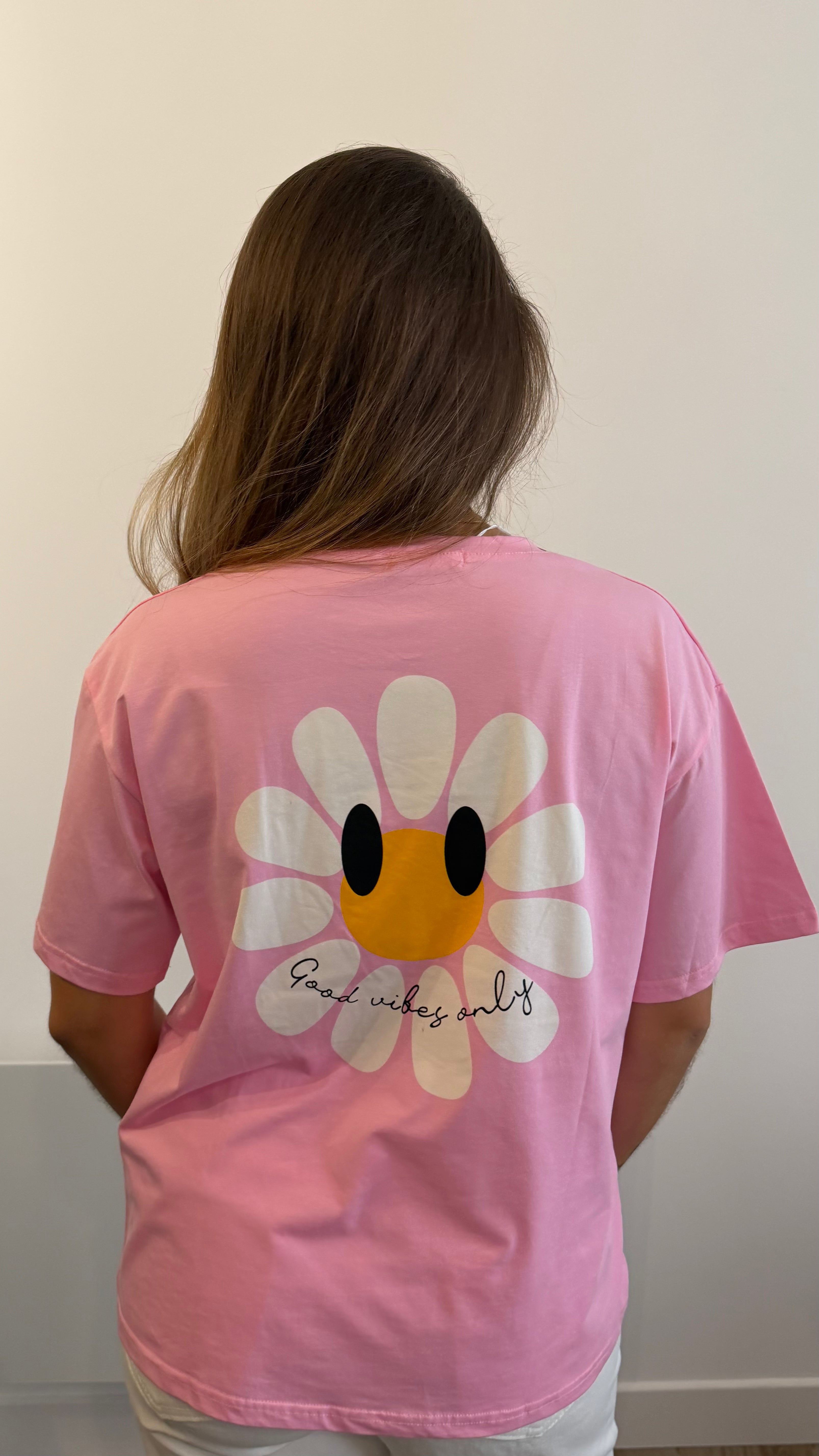 Dos du T-shirt Nelya avec imprimé « Good Vibes Only ».