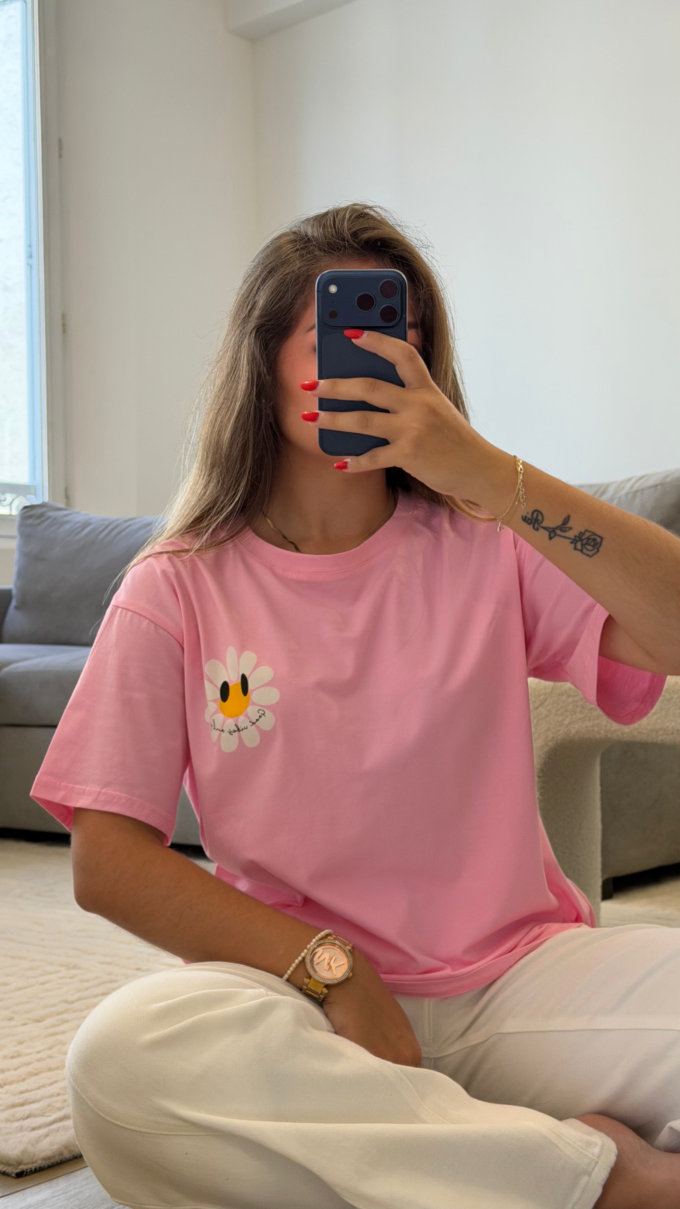 T-shirt Nelya rose en coton avec marguerite brodée et imprimé Good Vibes Only.
